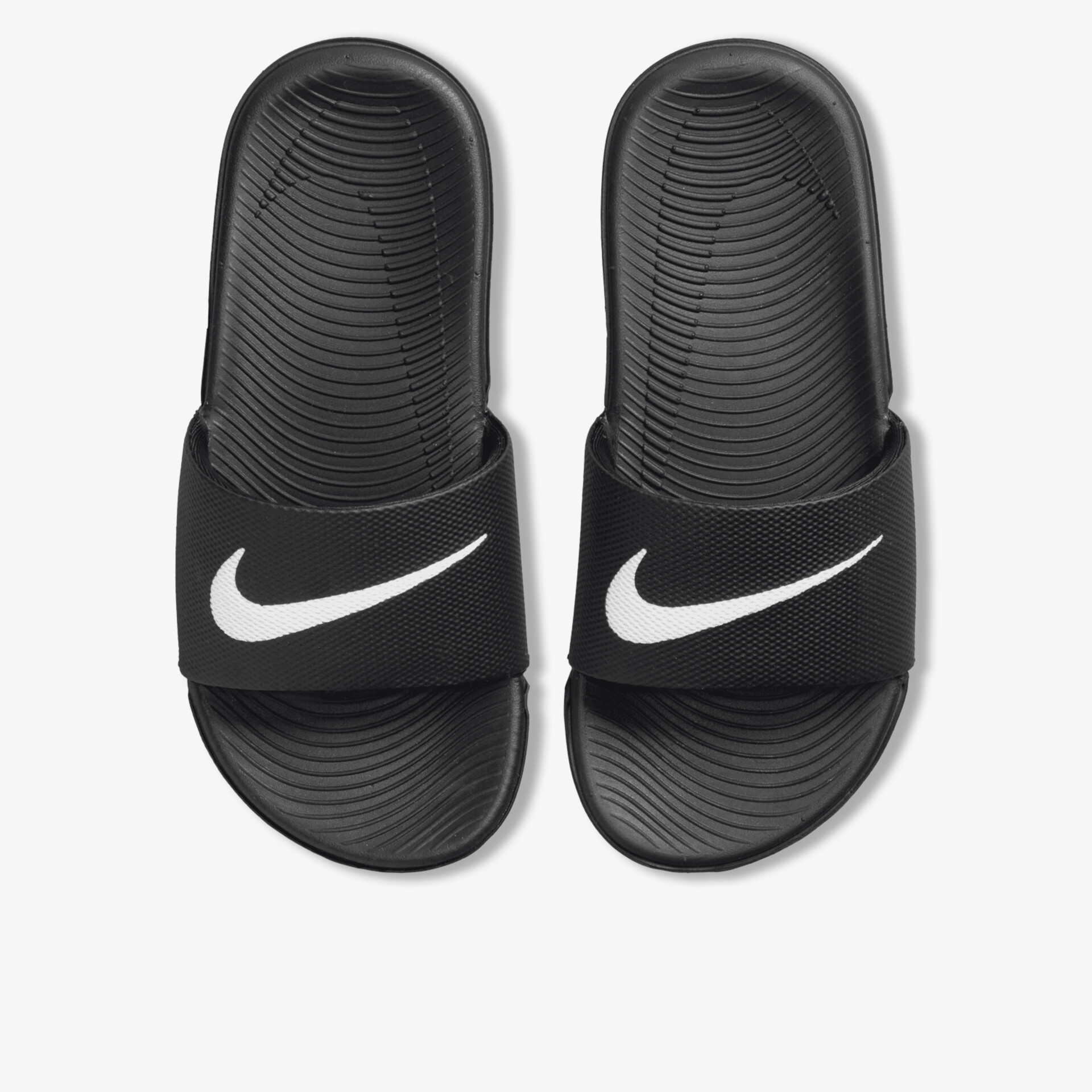 Bequeme schwarze Nike Badeschlappen mit weißem Logo und rutschfester Sohle, ideal für Freizeit und Sport