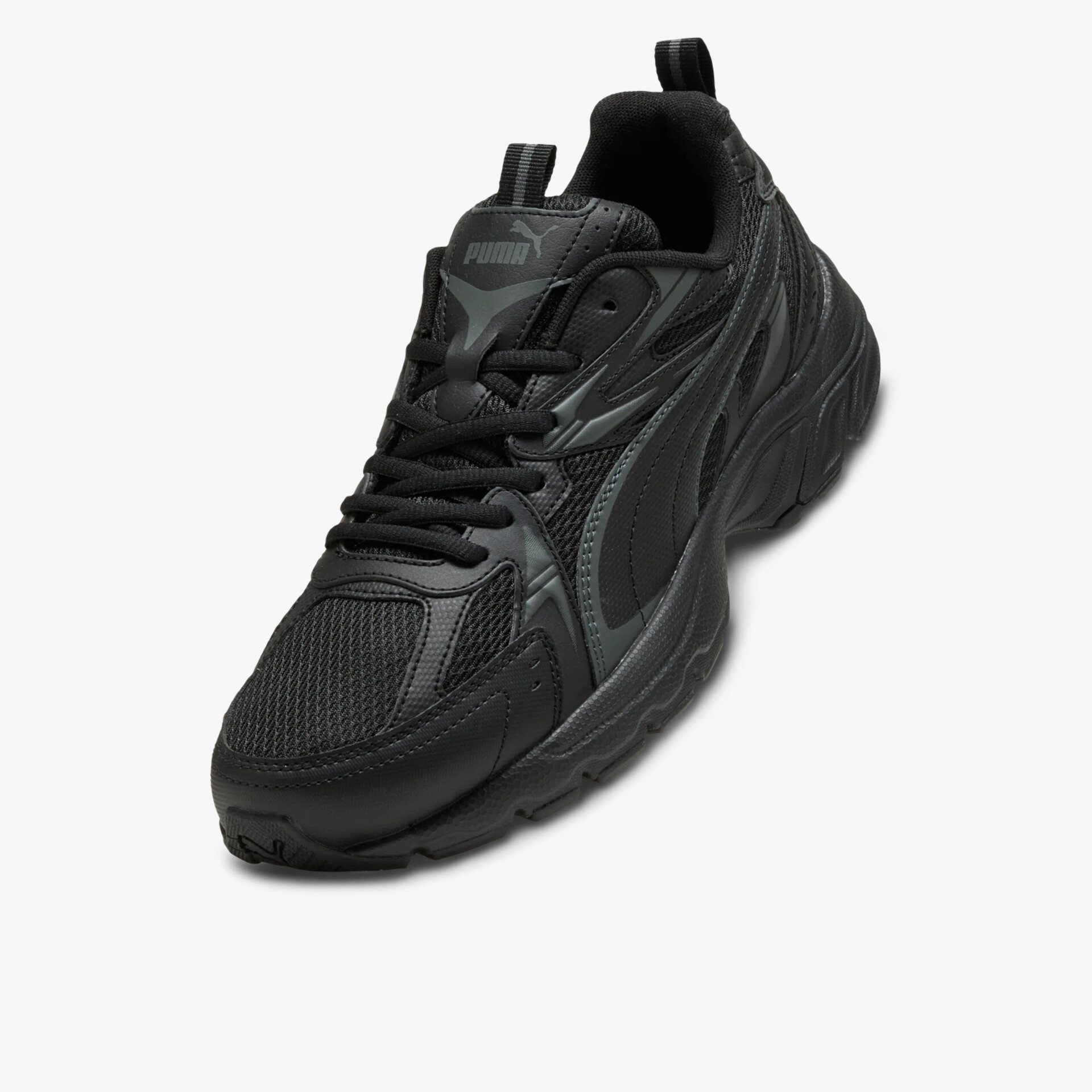 Schwarzer sportlicher Schuh mit atmungsaktivem Material, komfortabler Polsterung und rutschfester Sohle