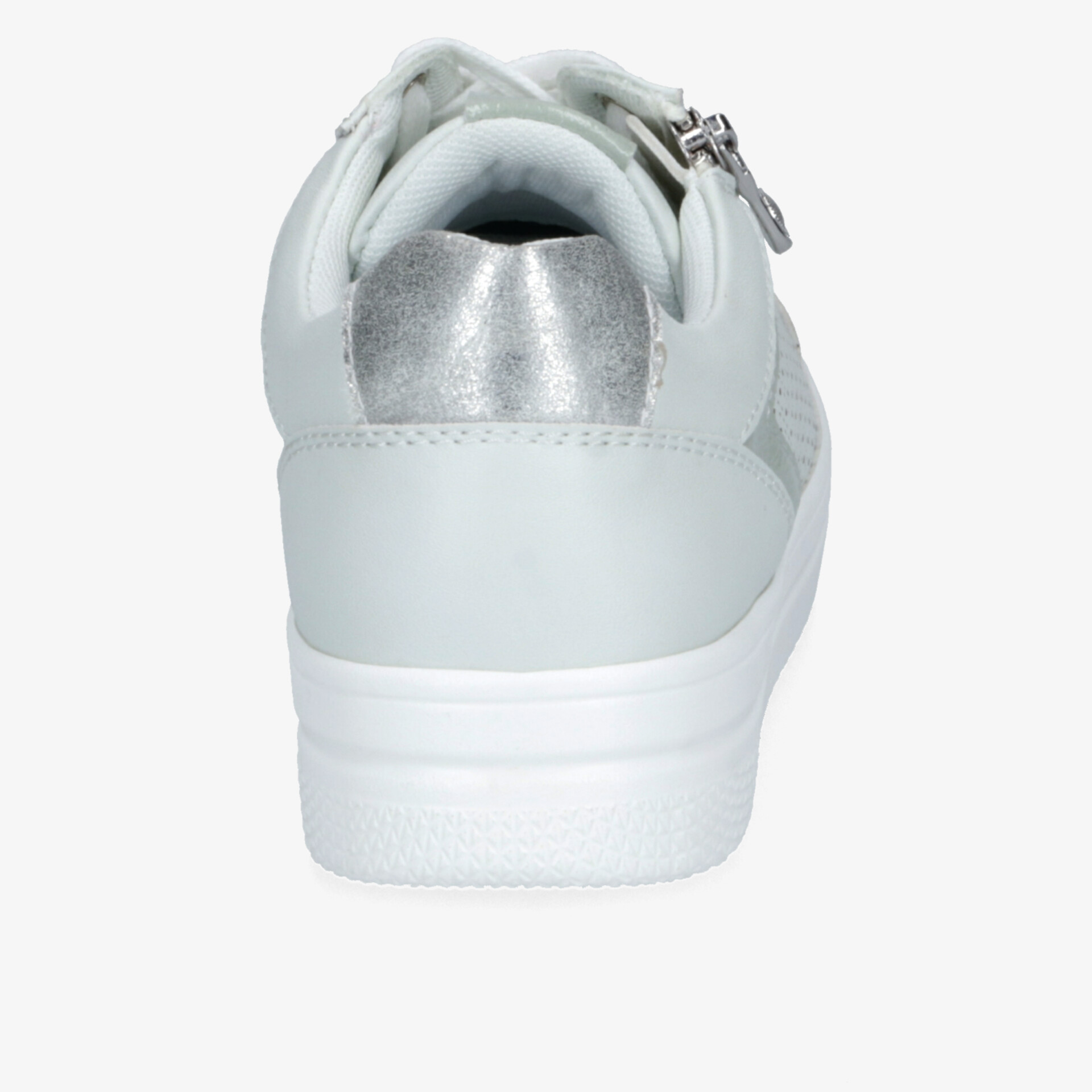 Eleganter weißer Sneaker mit silbernem Akzent, perfekte Ergänzung für stilvolle Freizeitoutfits.