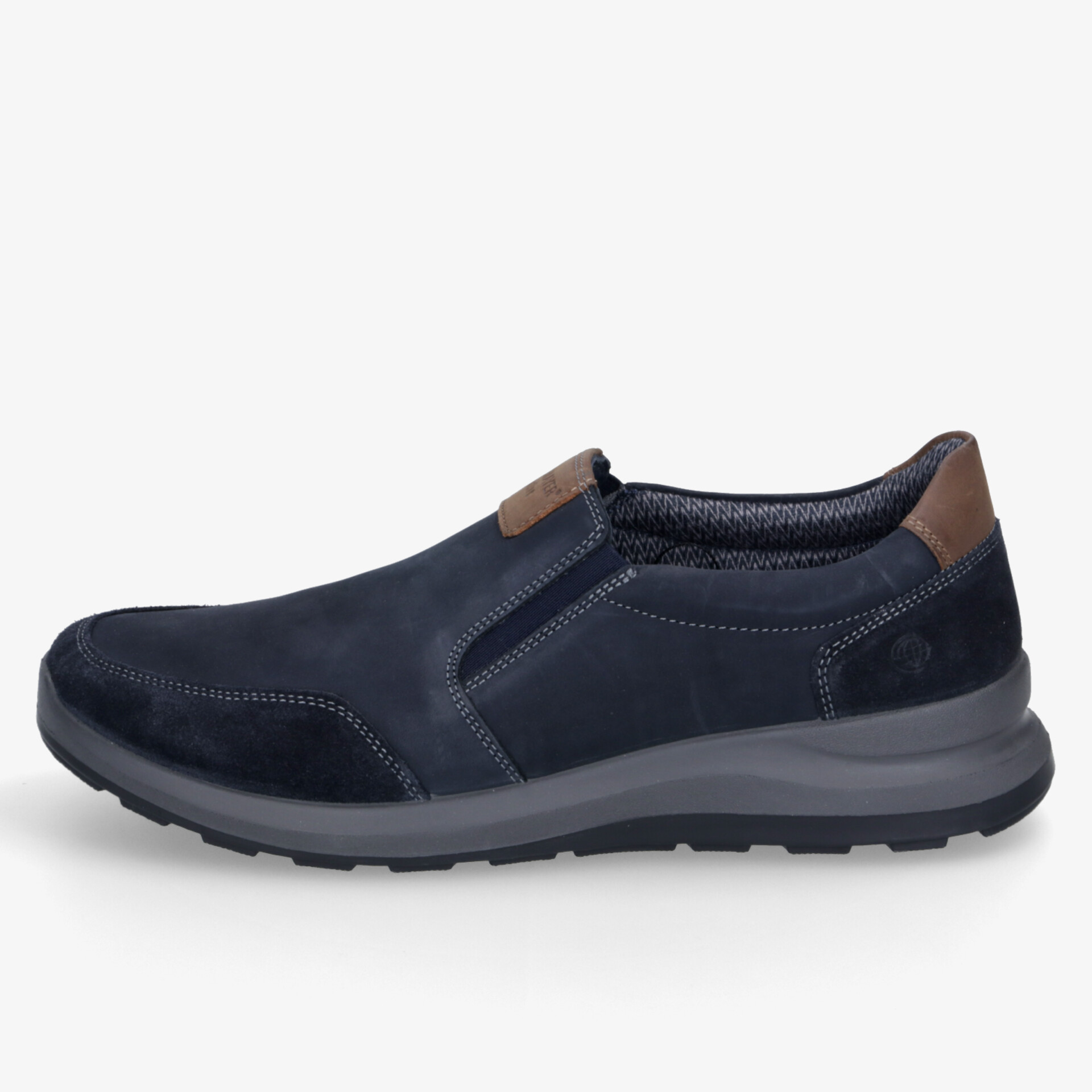 Seitliche Ansicht eines blauen Schuhs mit elastischen Einsätzen und rutschfester Sohle für hohen Tragekomfort