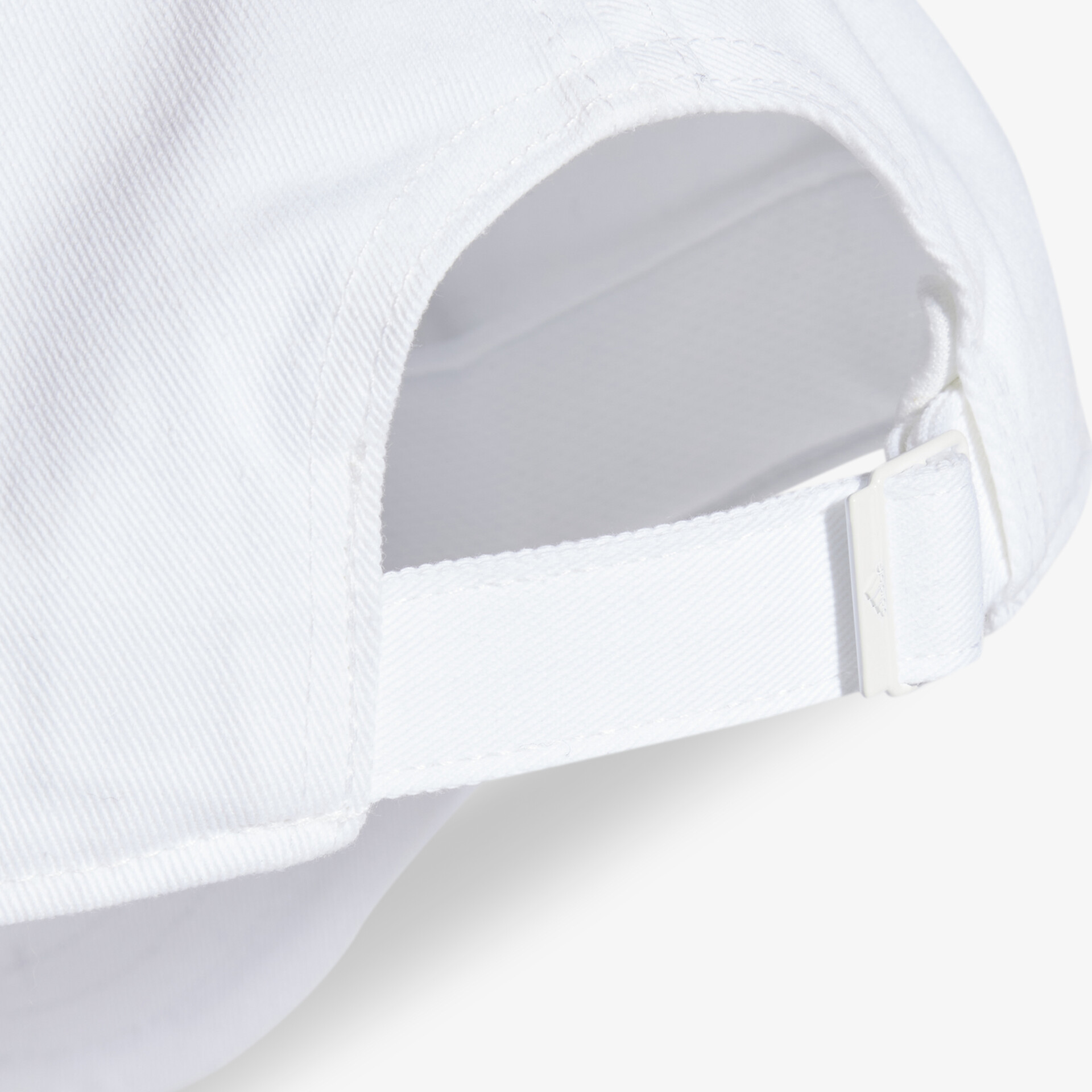 Detailaufnahme eines weißen Caps mit verstellbarem Metallverschluss für optimale Passform und Komfort