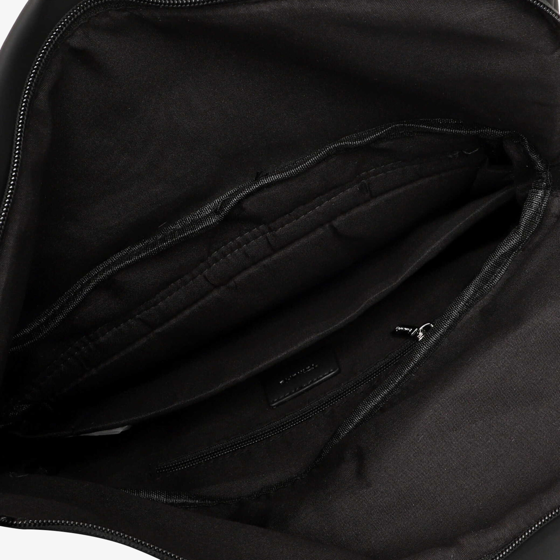 Schwarze Innenansicht einer Tasche mit mehreren Fächern und Reißverschlussfach für gute Organisation