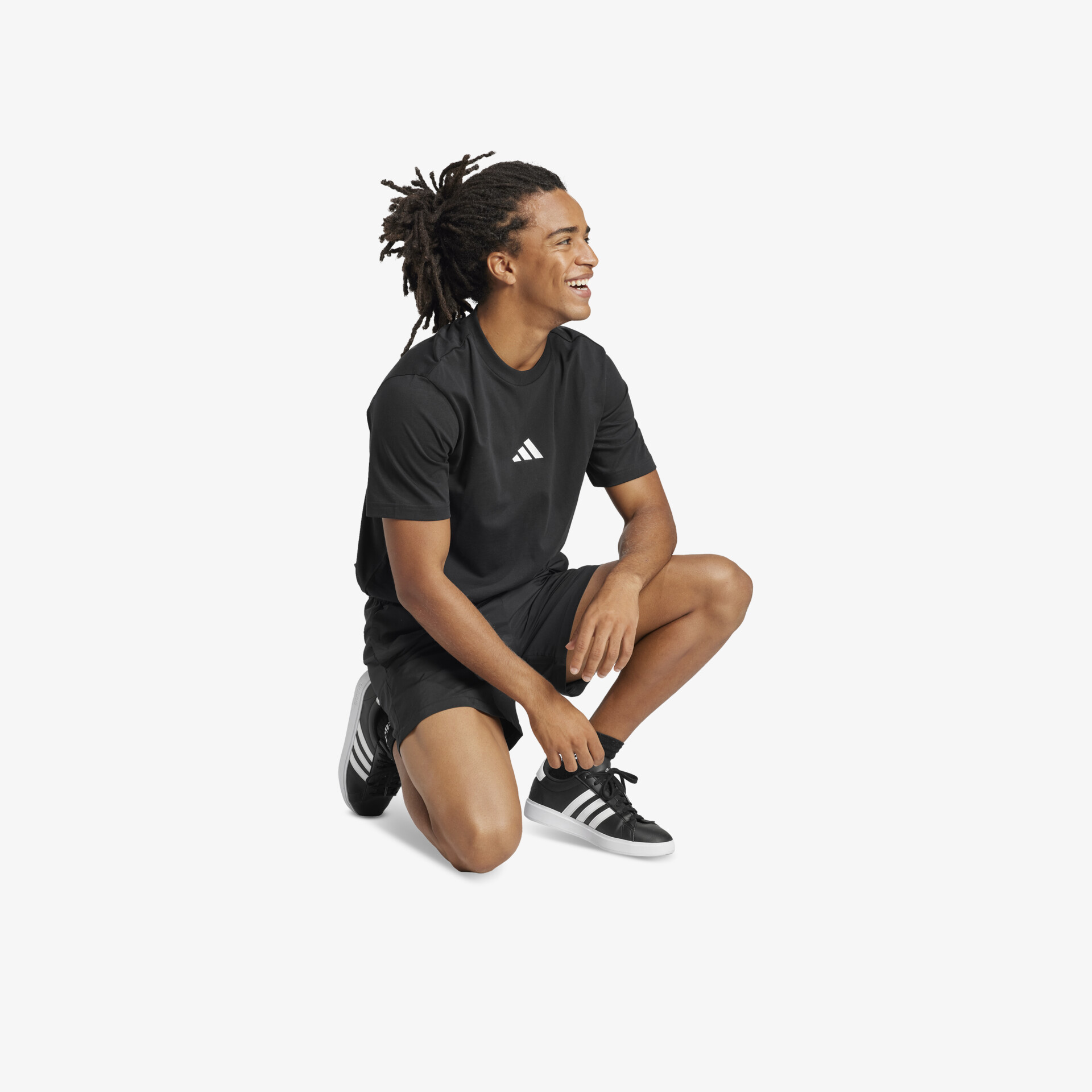 Leichter sportlicher Sneaker mit atmungsaktivem Material, bequemer Passform und rutschfester Sohle, getragen am Fuß