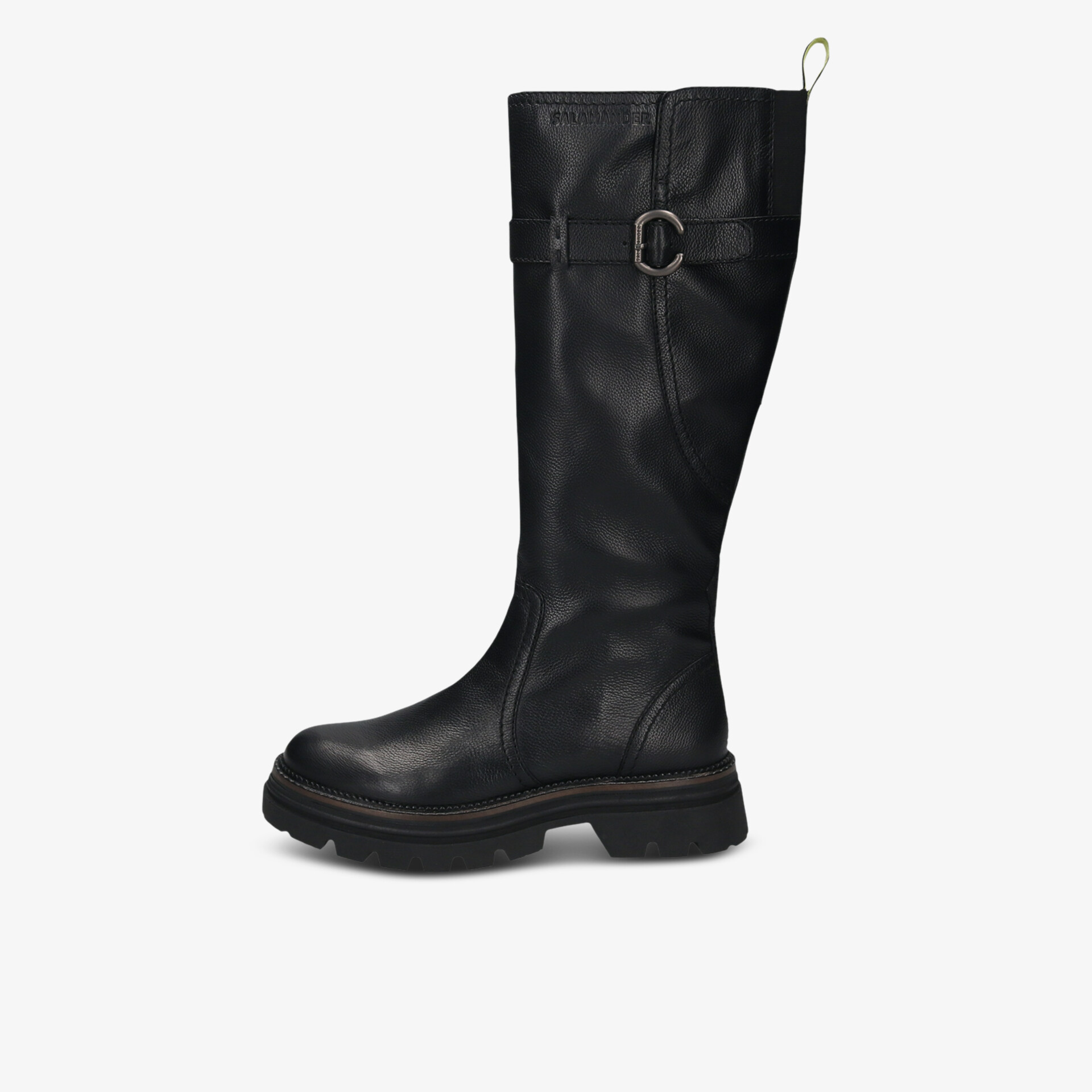 Robuster schwarzer Lederstiefel mit dekorativer Schnalle und profilierter Gummisohle, seitliche Ansicht
