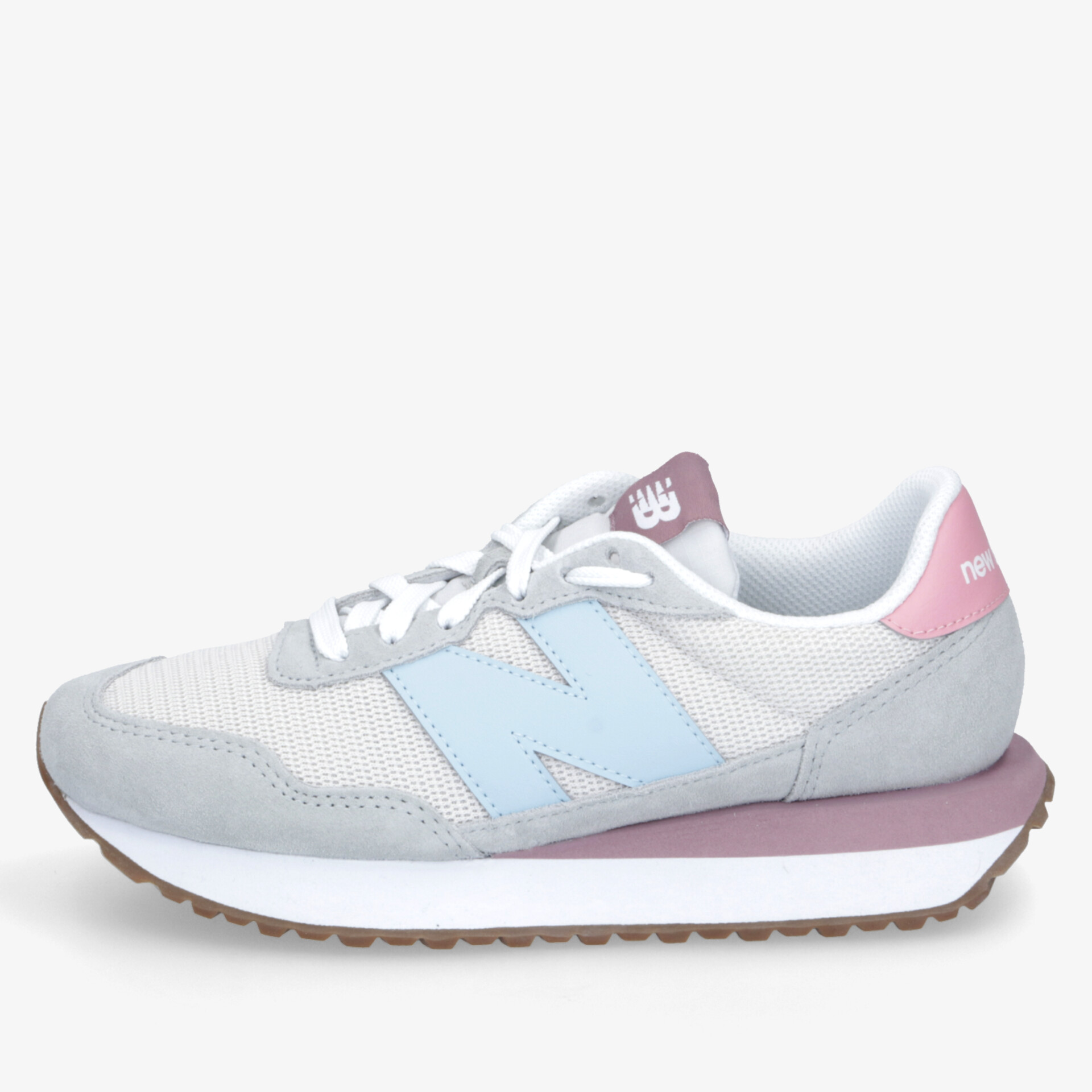 Moderner, leichter Sneaker mit atmungsaktivem Material und rutschfester Sohle in klarer Seitenansicht