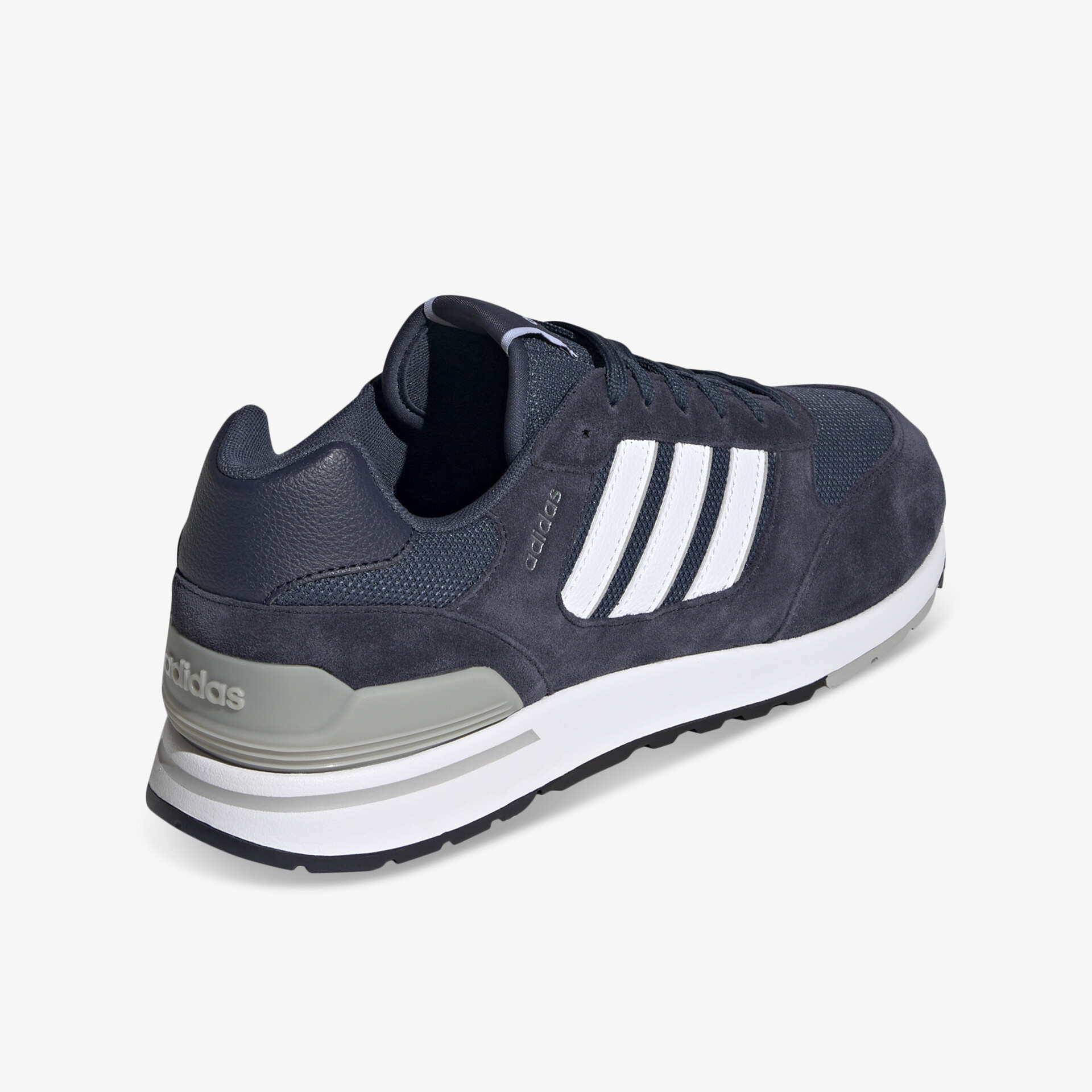 Moderner Sportschuh in schräger Ansicht von hinten mit markanter weißer Sohle und dynamischem Design