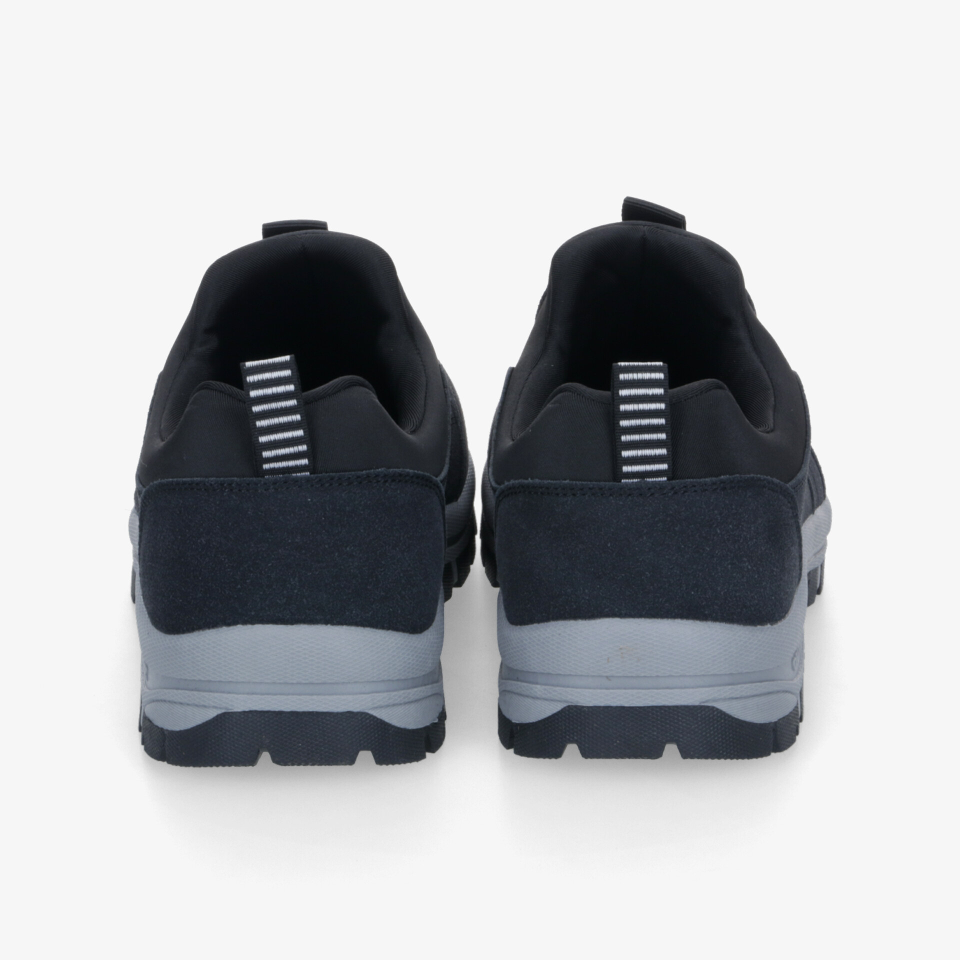 Schwarze Wander- oder Trekkingschuhe mit grauer, profilierter Sohle und gepolstertem Schaft, Rückansicht