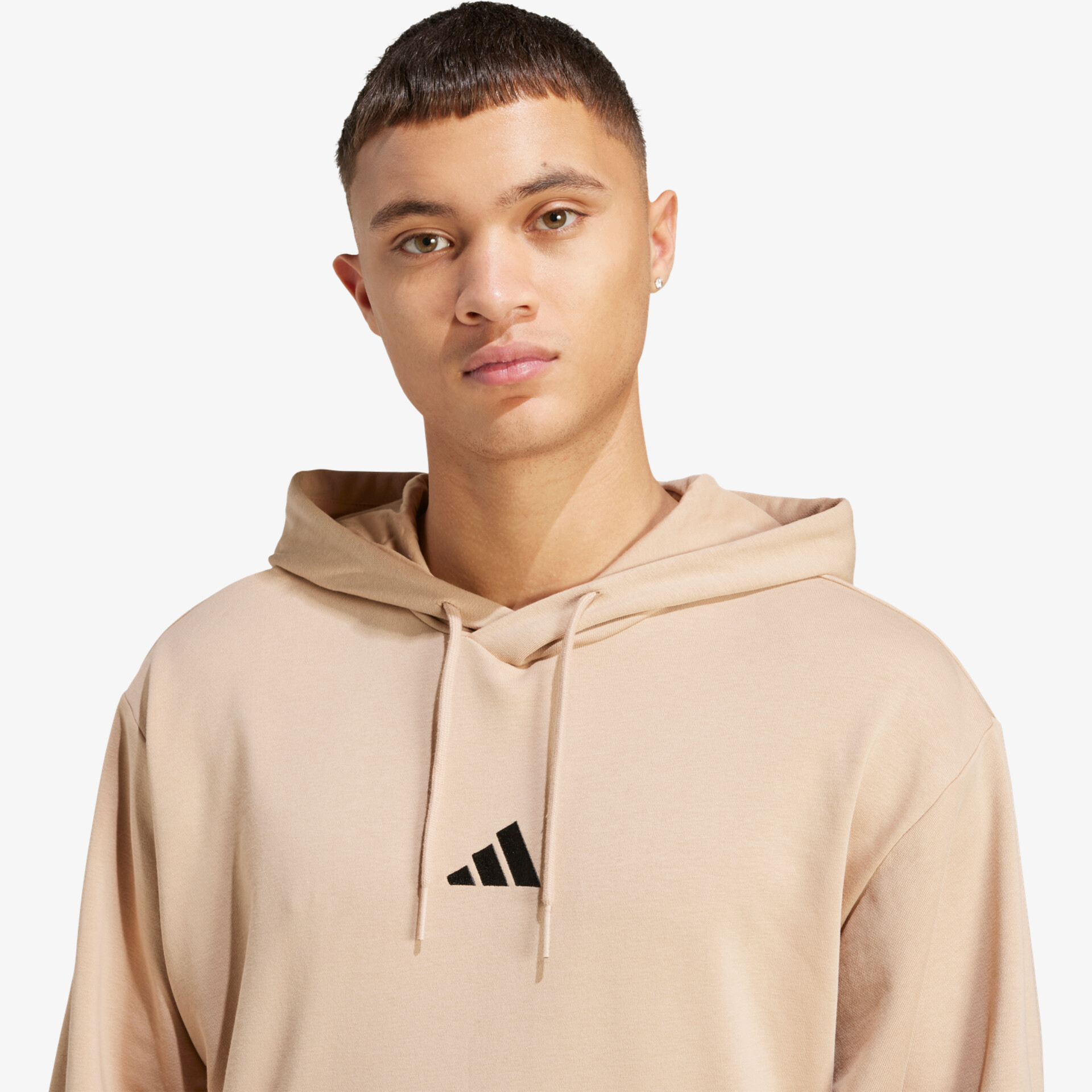 Beiger Hoodie mit Kapuze und Kordelzug, minimalistisches und sportliches Design, aus leichtem bequemem Stoff