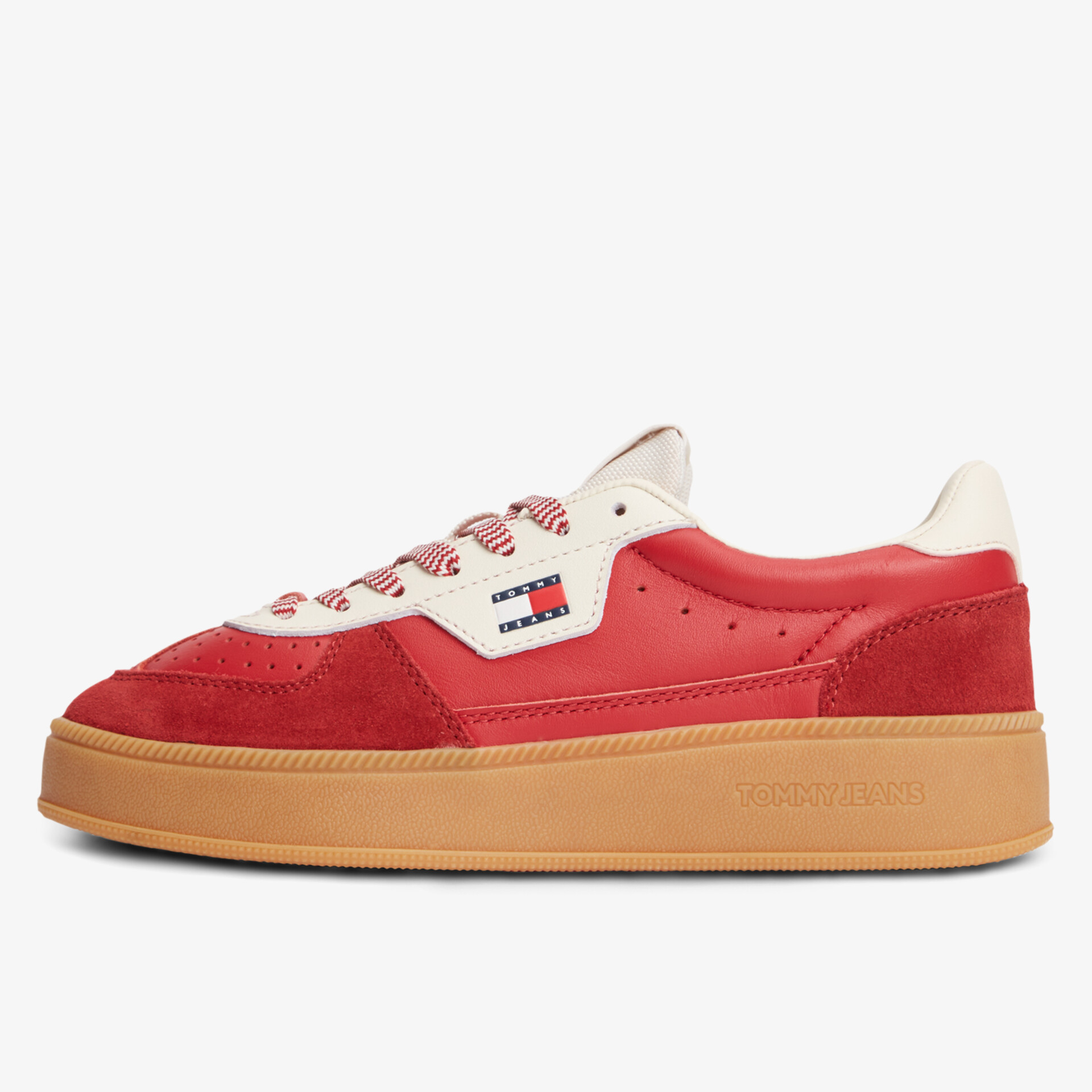 Seitenansicht roter Sneaker mit Veloursleder und dicker Gummisohle, modisch und bequem