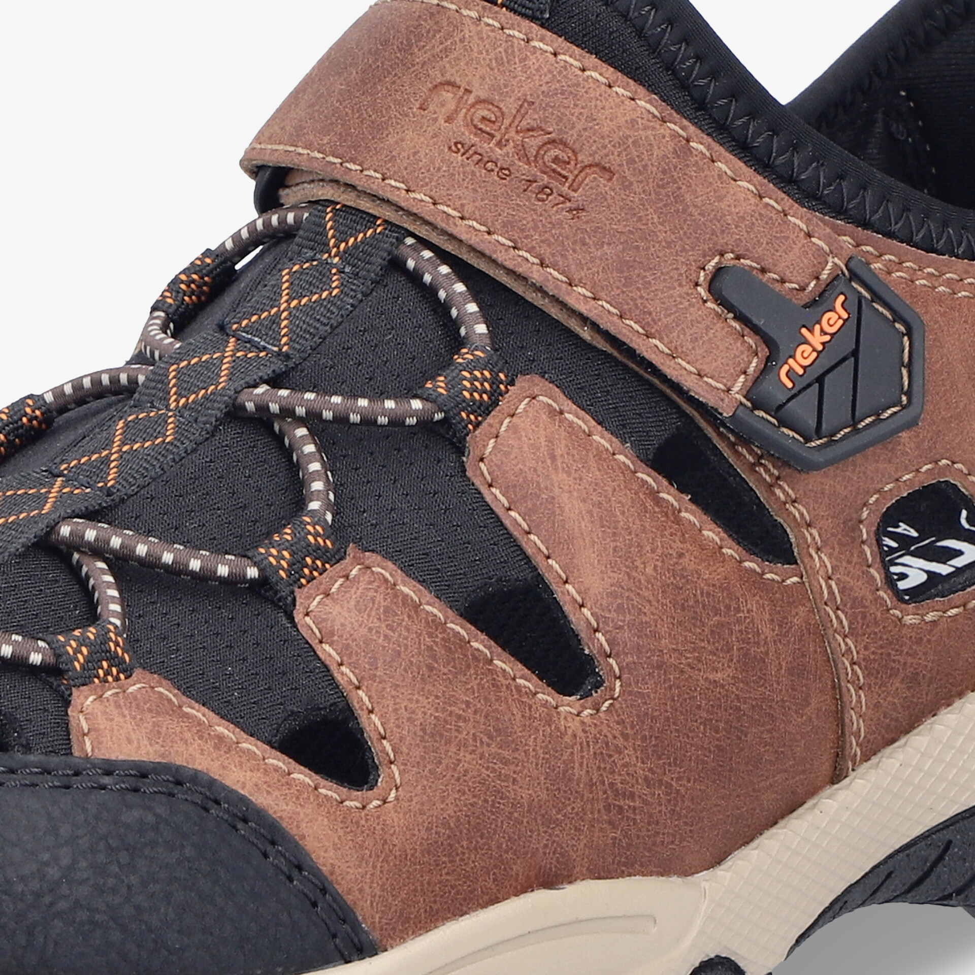 Detailansicht eines robusten Lederschuhs mit dickem Riemen und strapazierfähiger Schnürung in hochwertiger Verarbeitung