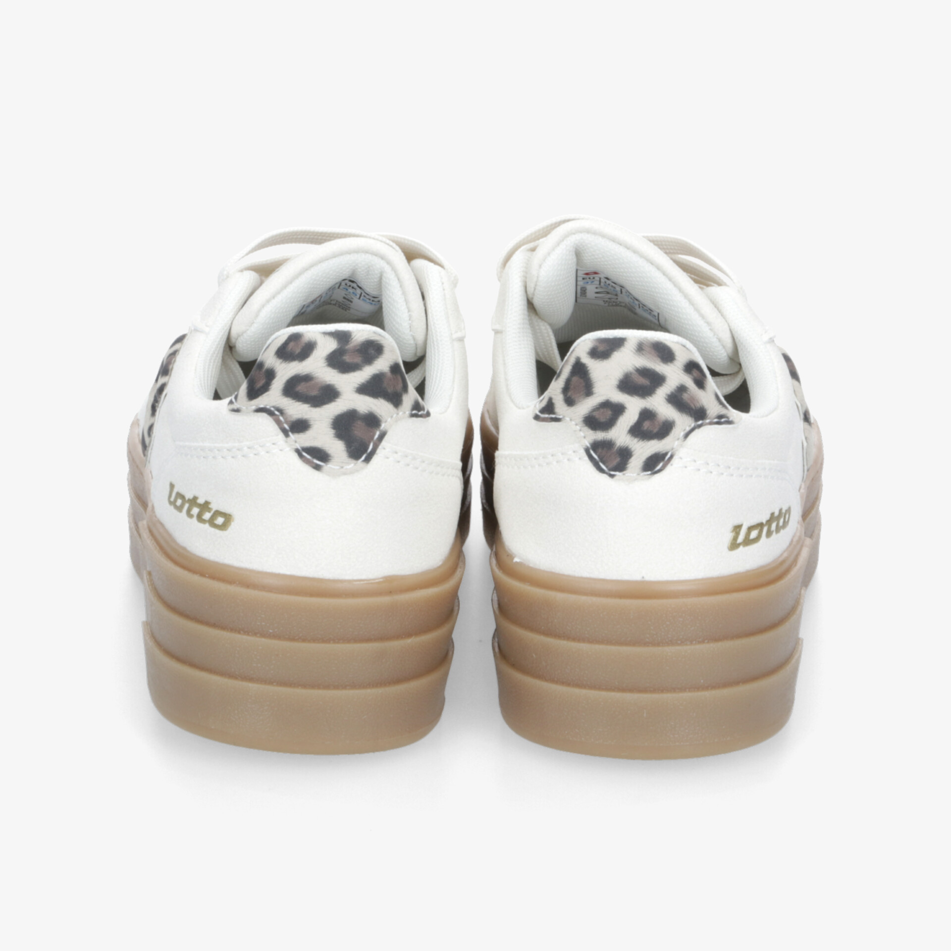 Weiße Sneaker mit robust brauner Sohle und auffälligem Leopardenmuster im Inneren, Rückansicht