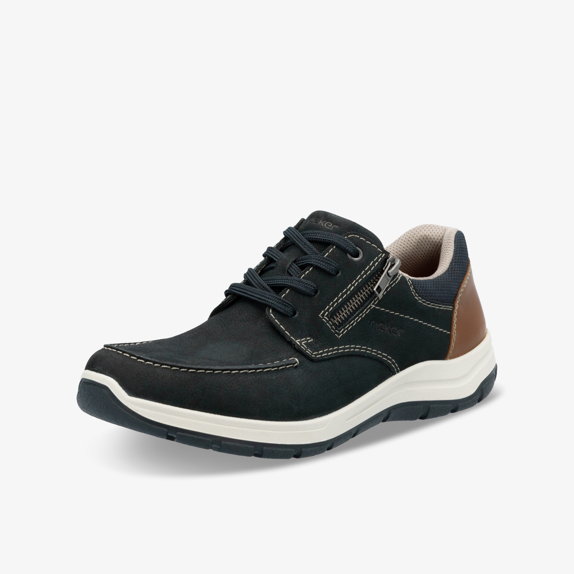 Schwarzer bequemer Schuh mit weißer Sohle und braunem Fersenbereich in schräger Frontansicht