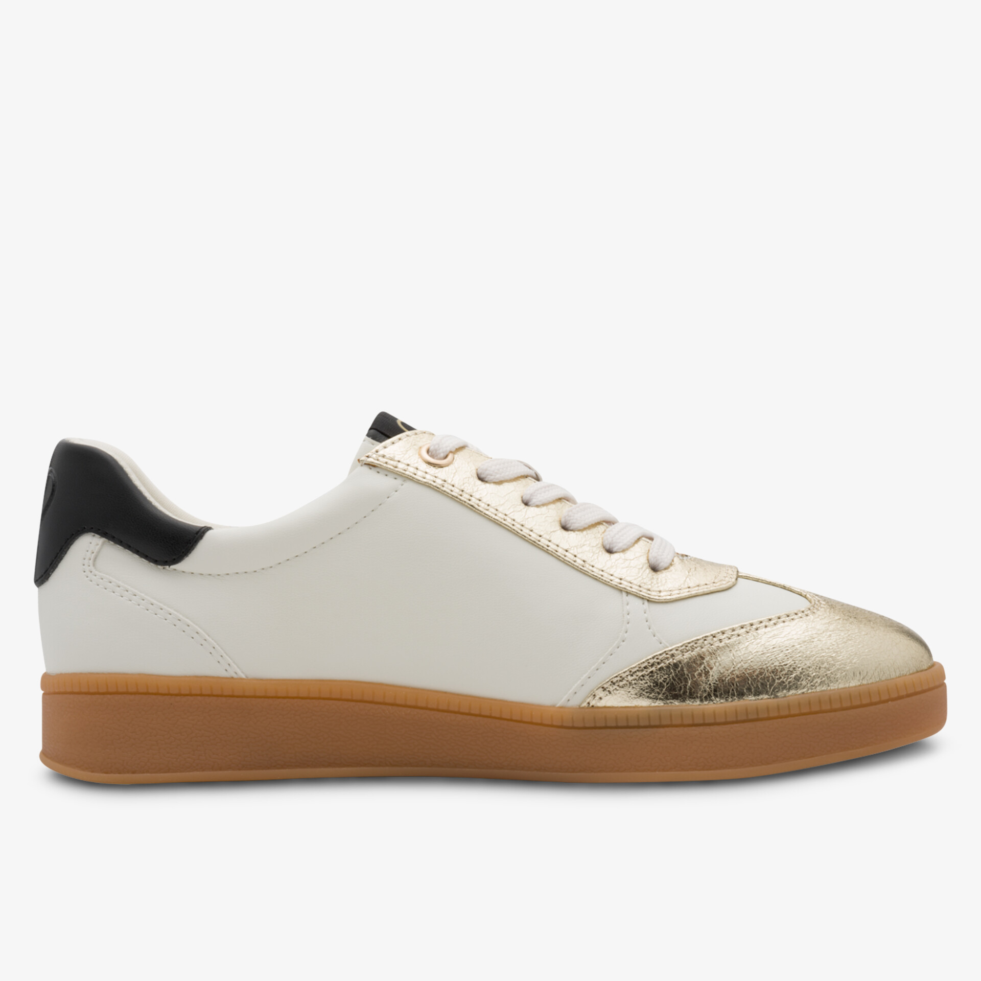 Seitenansicht modischer Sneaker mit weißem Leder und goldenem Metallic-Detail an der Spitze, gumsohle