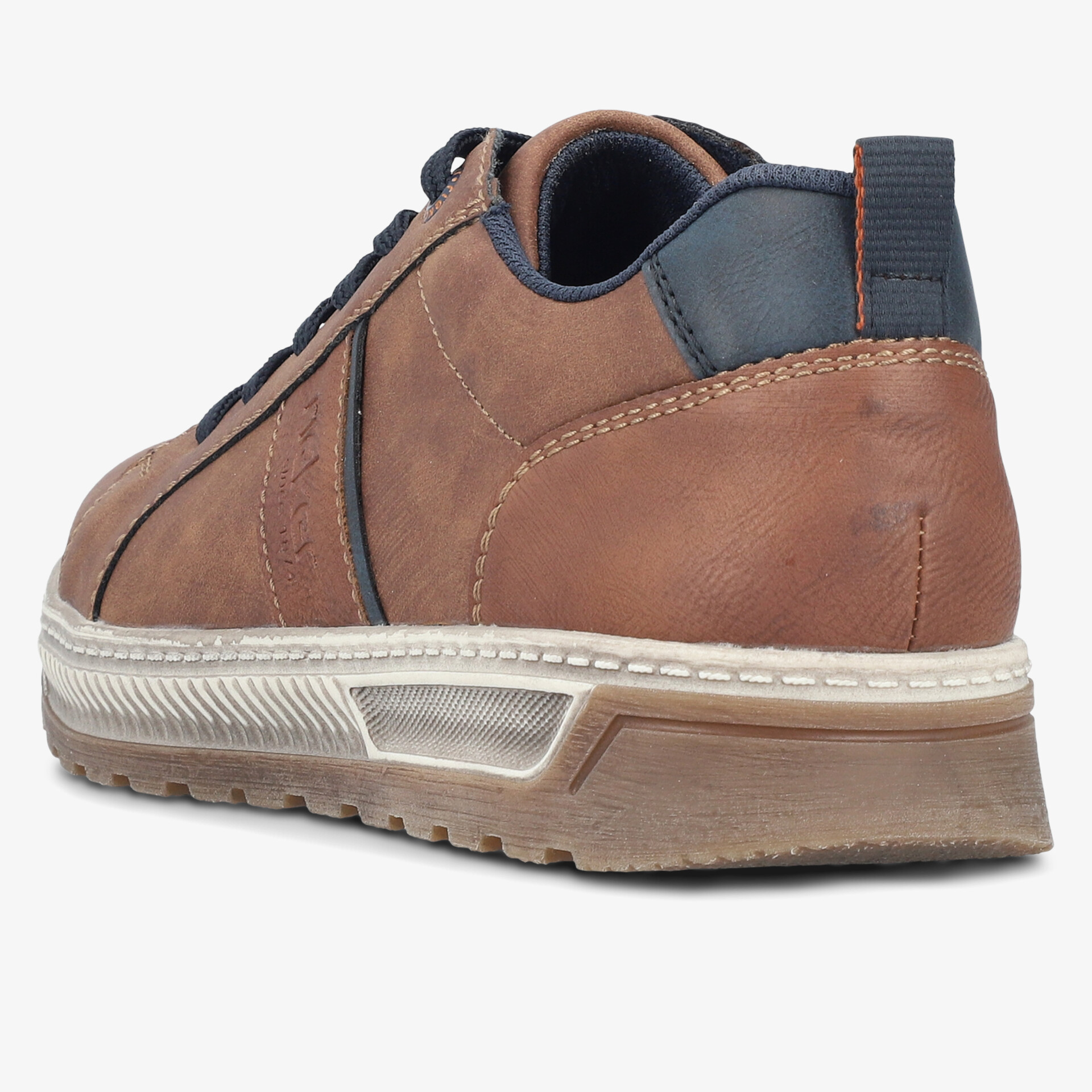 Moderner brauner Schuh mit robuster Sohle und feiner Naht, seitliche Ansicht zeigt komfortable Passform