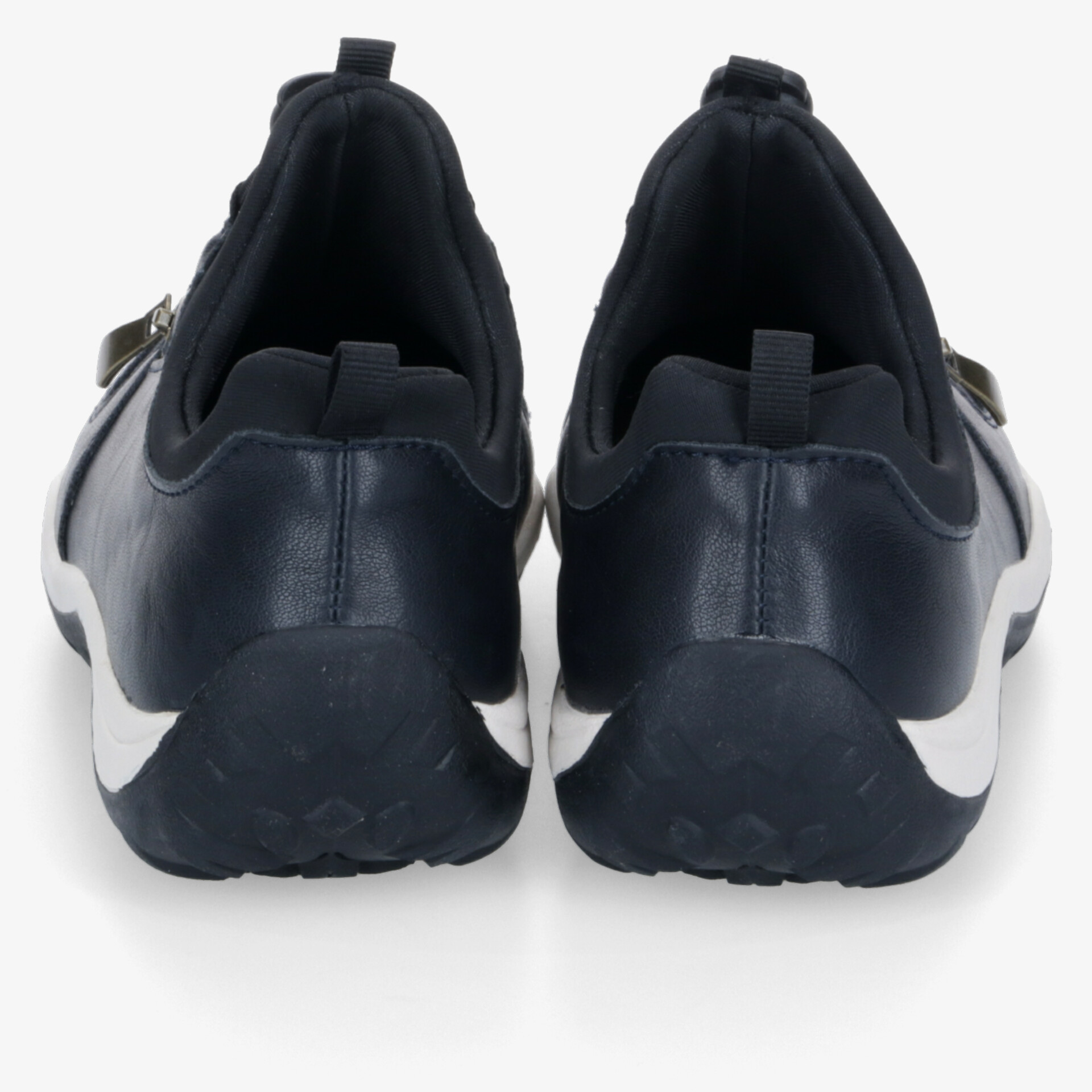 Schwarze Sneaker im Paar, Rückansicht, mit robuster Sohle und gepolstertem Einstieg für hohen Tragekomfort