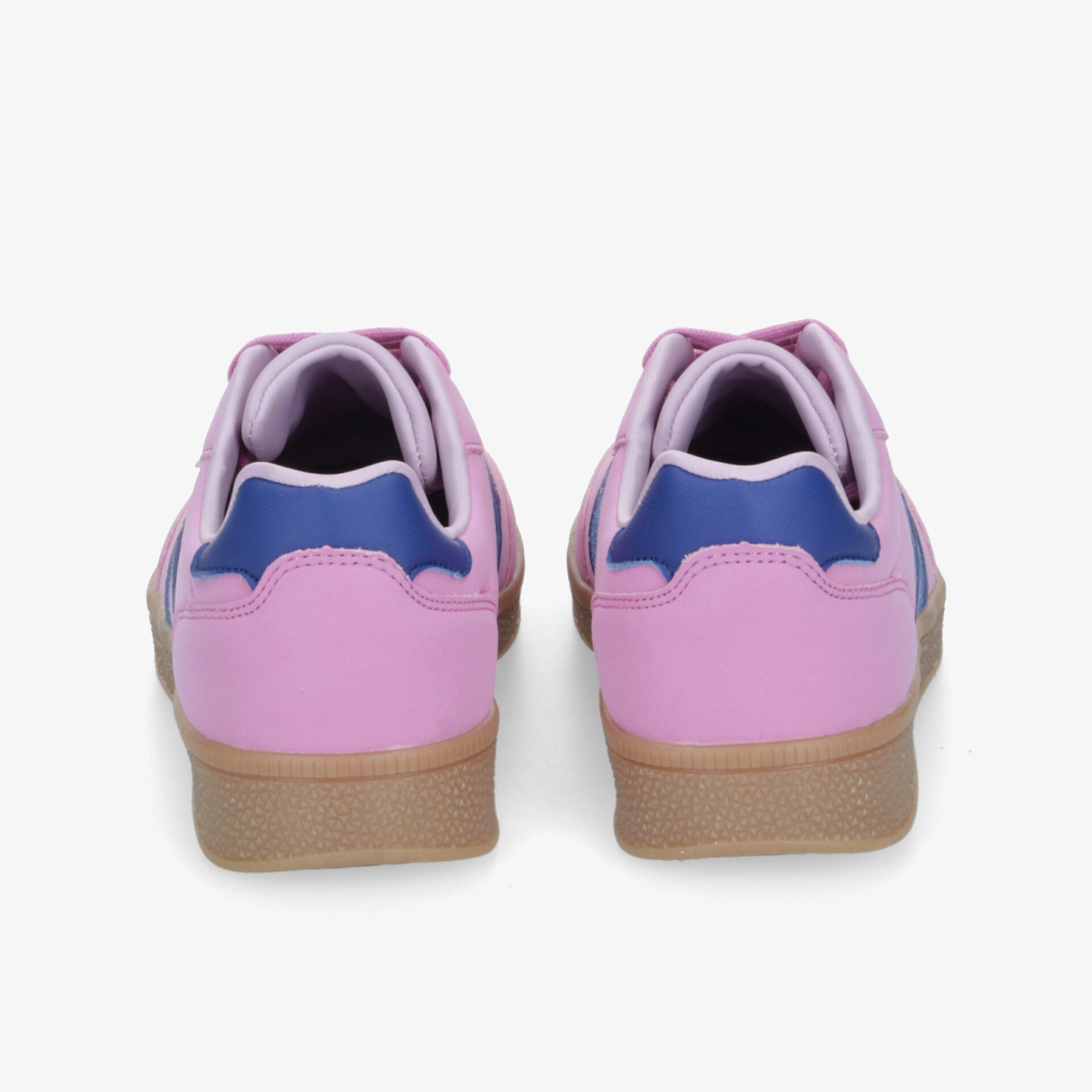 Sportliche Schuhe in Rosa mit brauner Sohle, rückwärtige Ansicht zeigt stabile und bequeme Passform