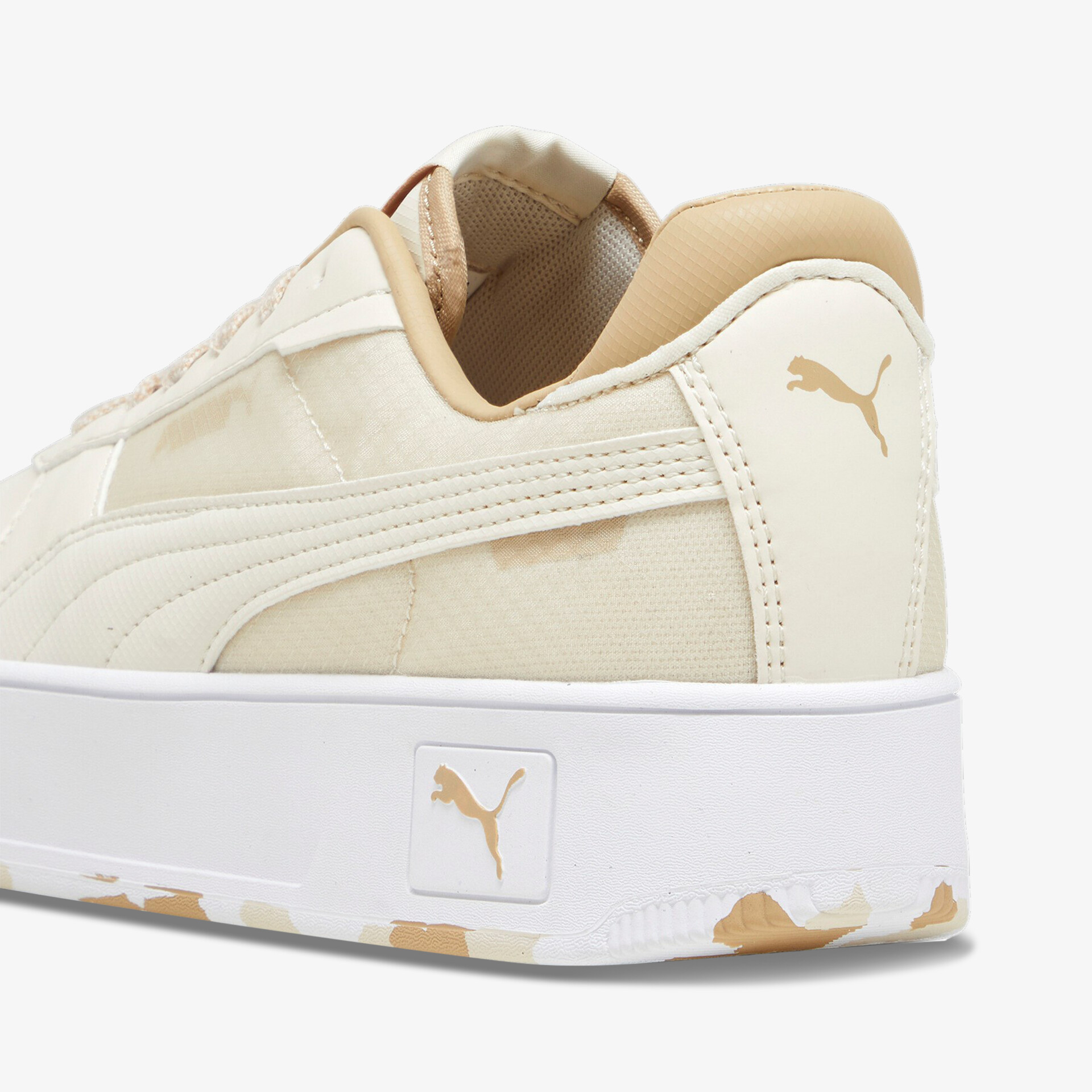 Beiger Sneaker mit stilvollem Design und markantem Logo auf der Ferse, ideal für den täglichen Gebrauch