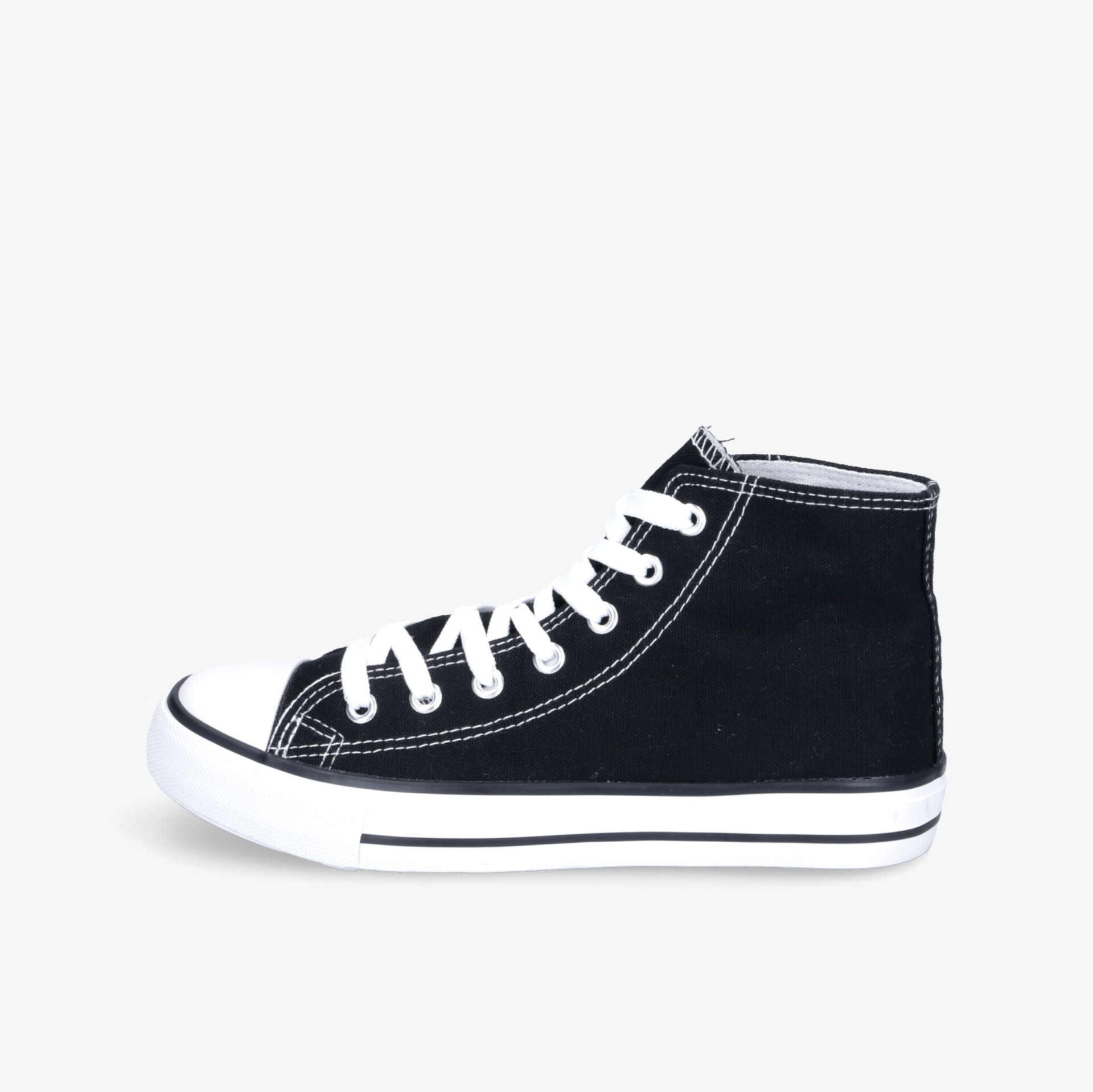 Schwarzer klassischer Sneaker mit weißen Schnürsenkeln und zeitlosem Design für hohen Tragekomfort.