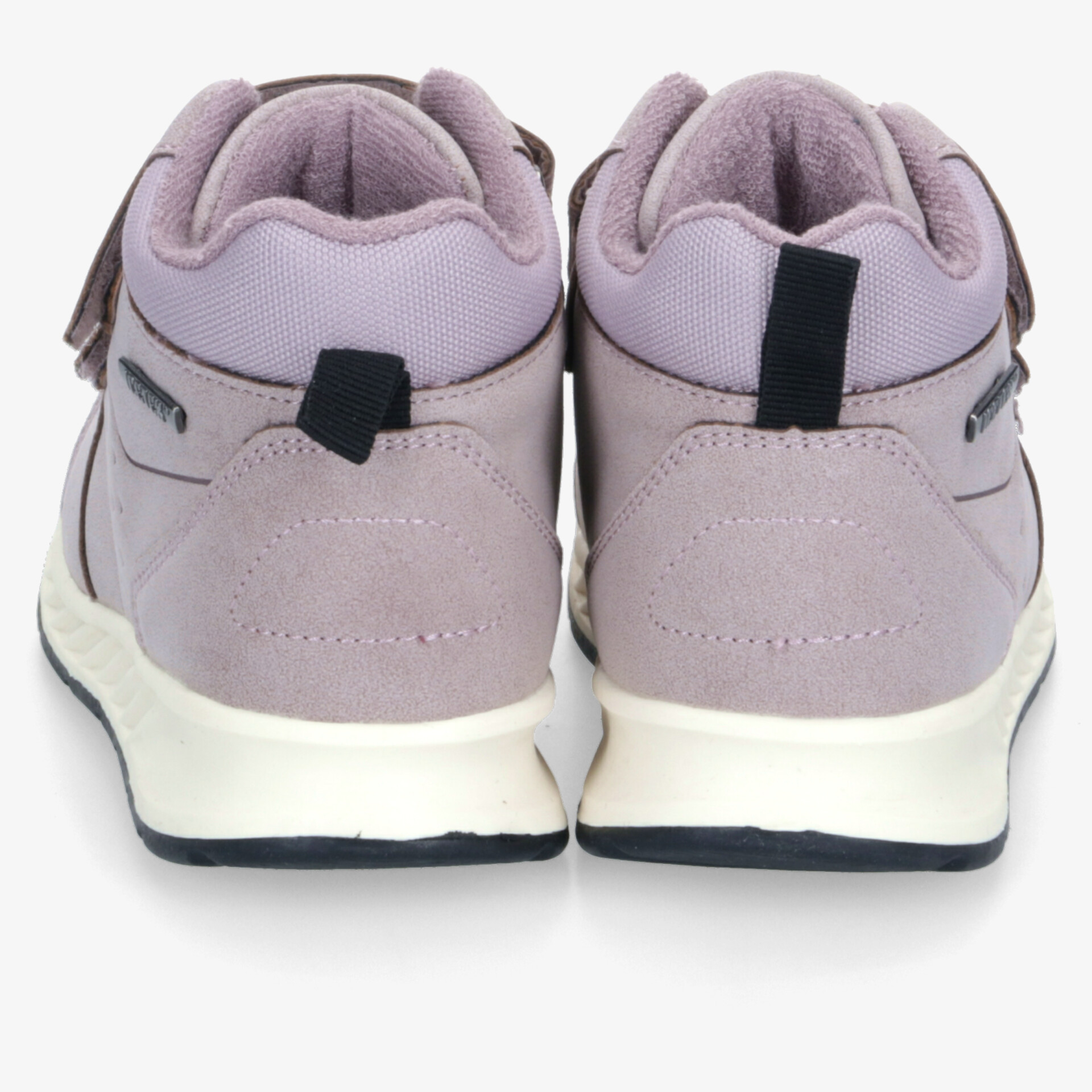 Rückansicht von robustem und komfortablem schuh mit gepolsterter ferse und rutschfester weiße sohle