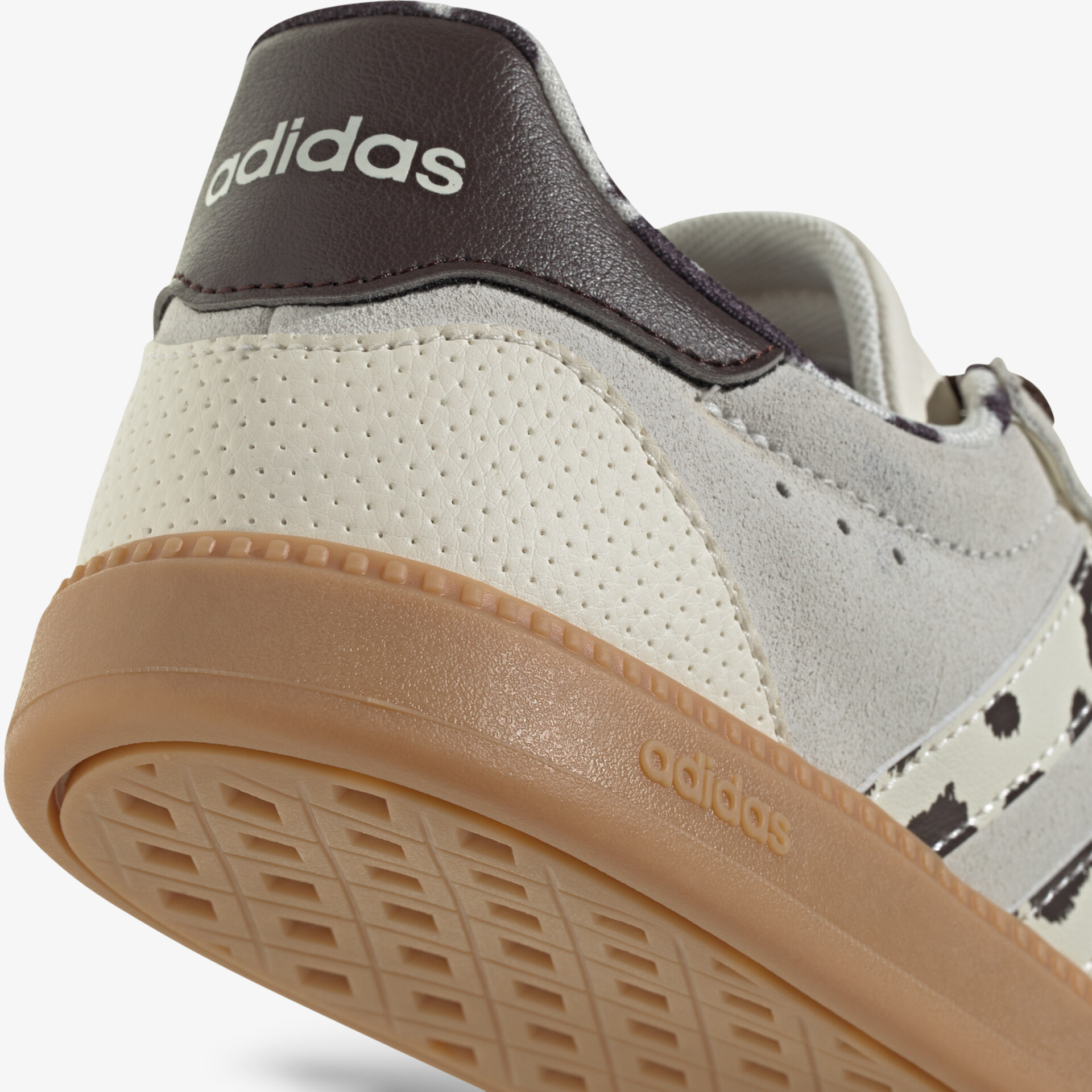 Rückansicht eines adidas Sneakers mit bequemer Gummisohle und sportlichem Stil