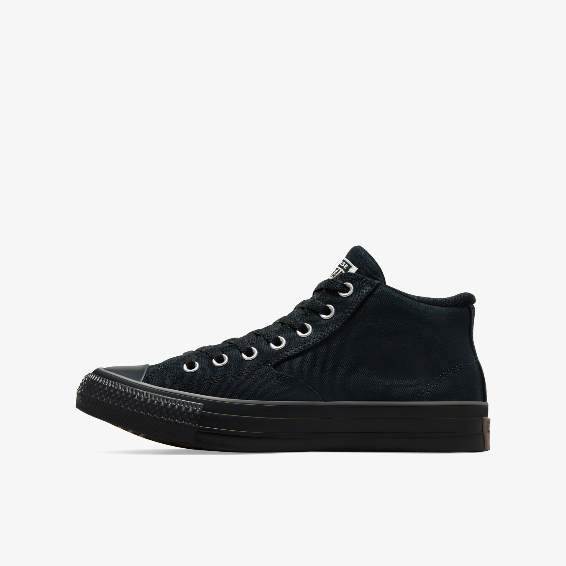 Schwarzer hoher Sneaker in klarer seitlicher Ansicht mit robuster Gummisohle und klassischen Schnürsenkeln