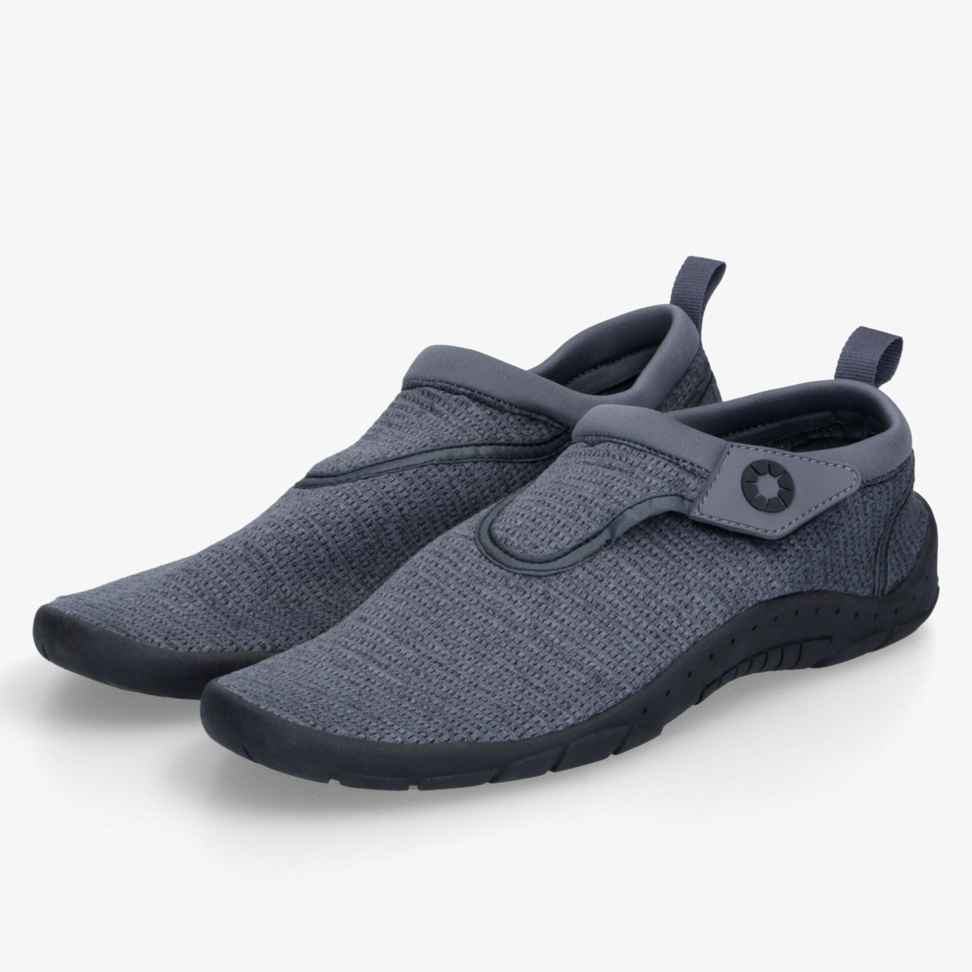 Leichte graue Freizeitschuhe mit flexiblem Material und verstellbarem Klettverschluss für optimalen Tragekomfort