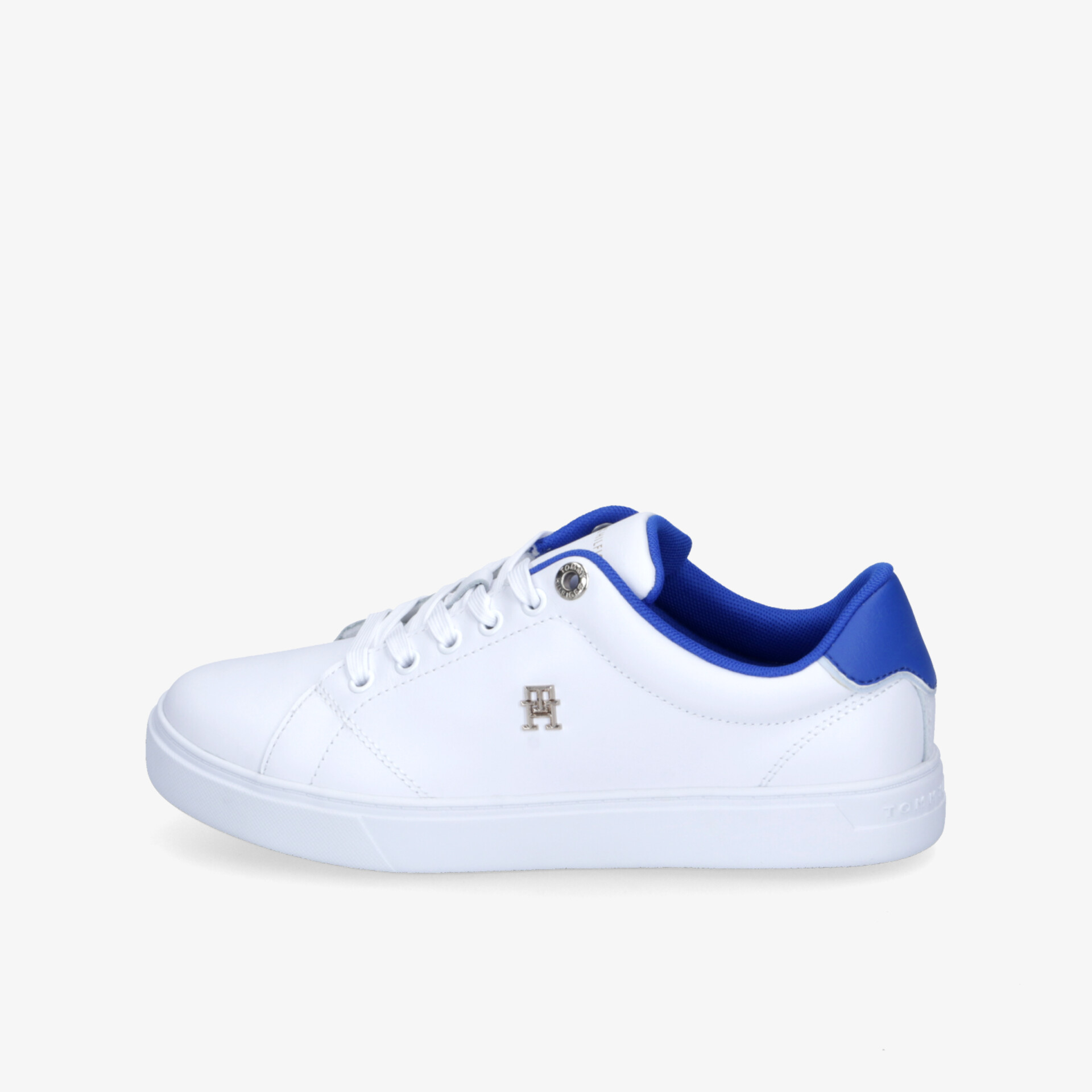 Moderner weißer Sneaker mit blauem Schaft, seitliche Ansicht, sportlich und bequem für den Alltag