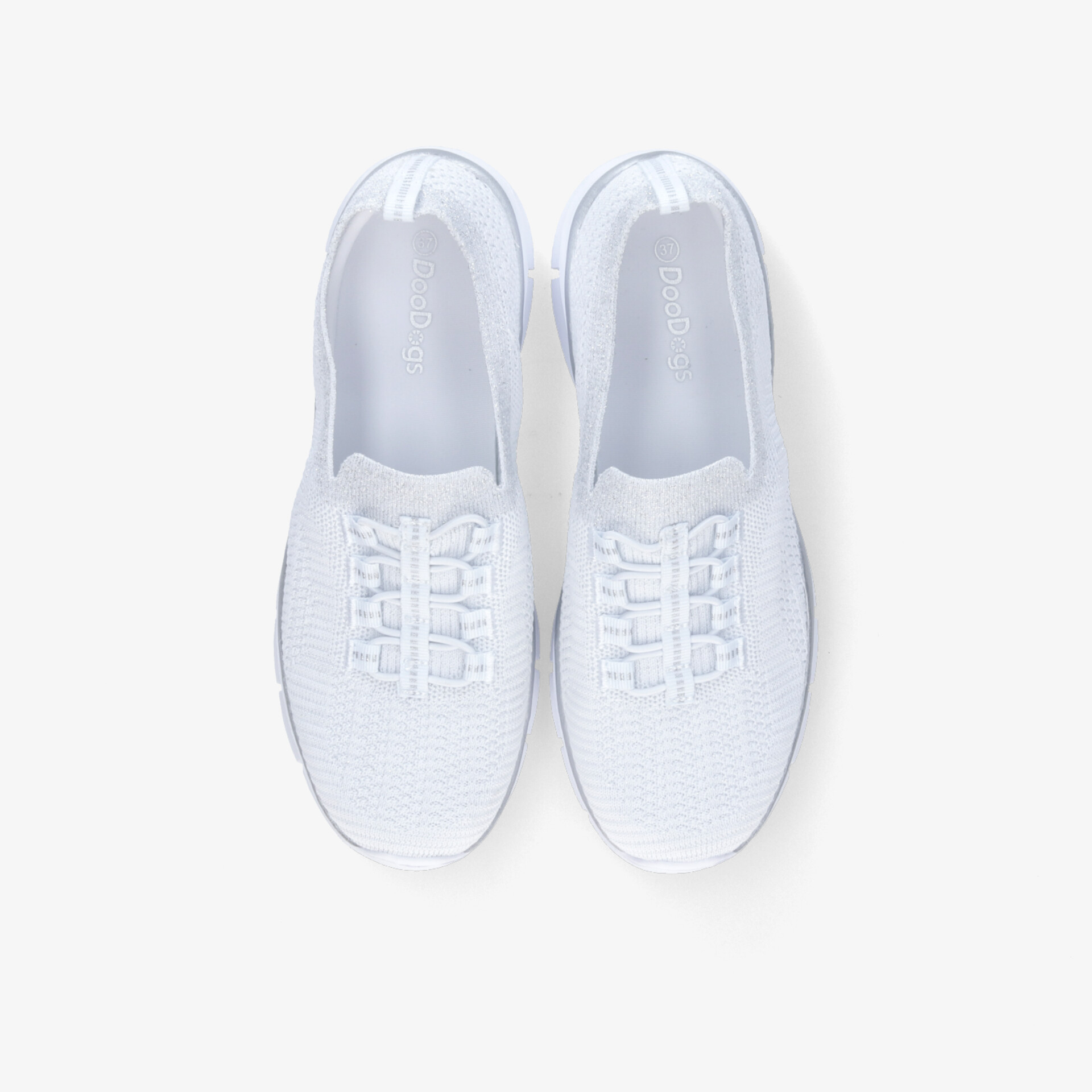 Weiße Sneaker Paar mit atmungsaktivem Material und flexibler Sohle, bequem und sportlich im klassischen Design