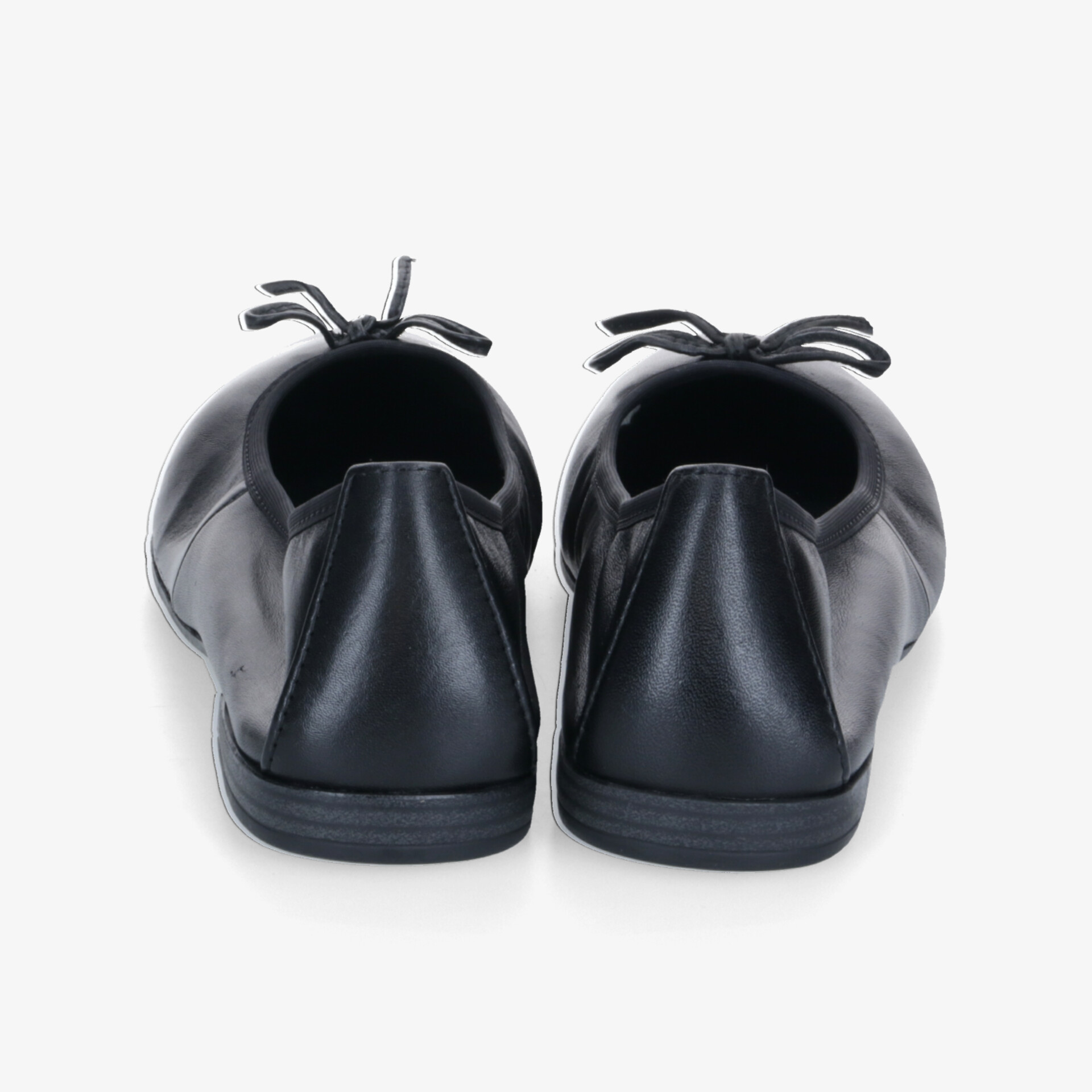 Elegante schwarze Lederschuhe mit Schnürsenkeln, klassisches Design für stilvolle Auftritte.