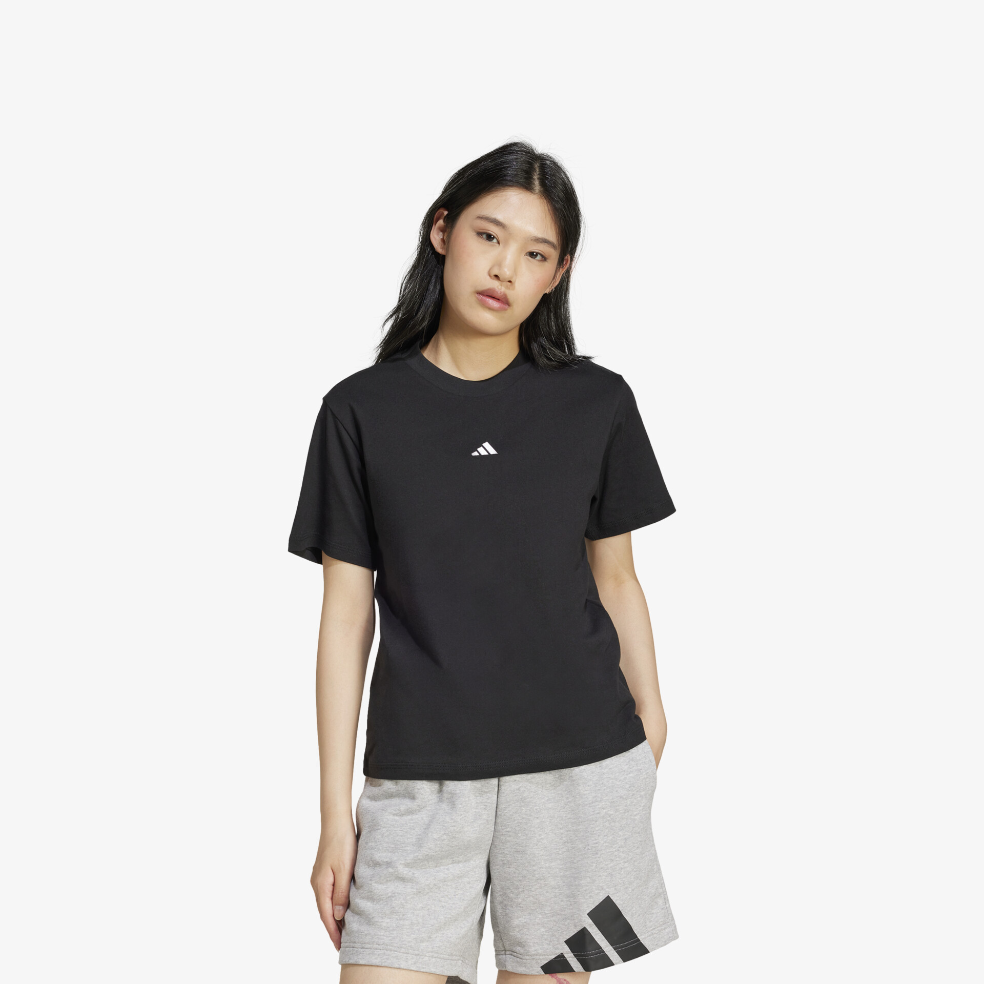 Schwarzes klassisches T-Shirt mit Rundhalsausschnitt und kurzen Ärmeln, sportlich und bequem, getragen