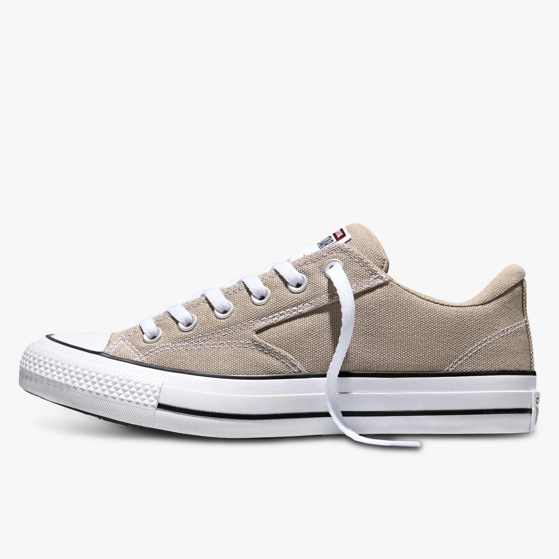 Seitliche Ansicht eines bequemen, leichten Sneaker aus atmungsaktivem Canvas mit rutschfester Sohle