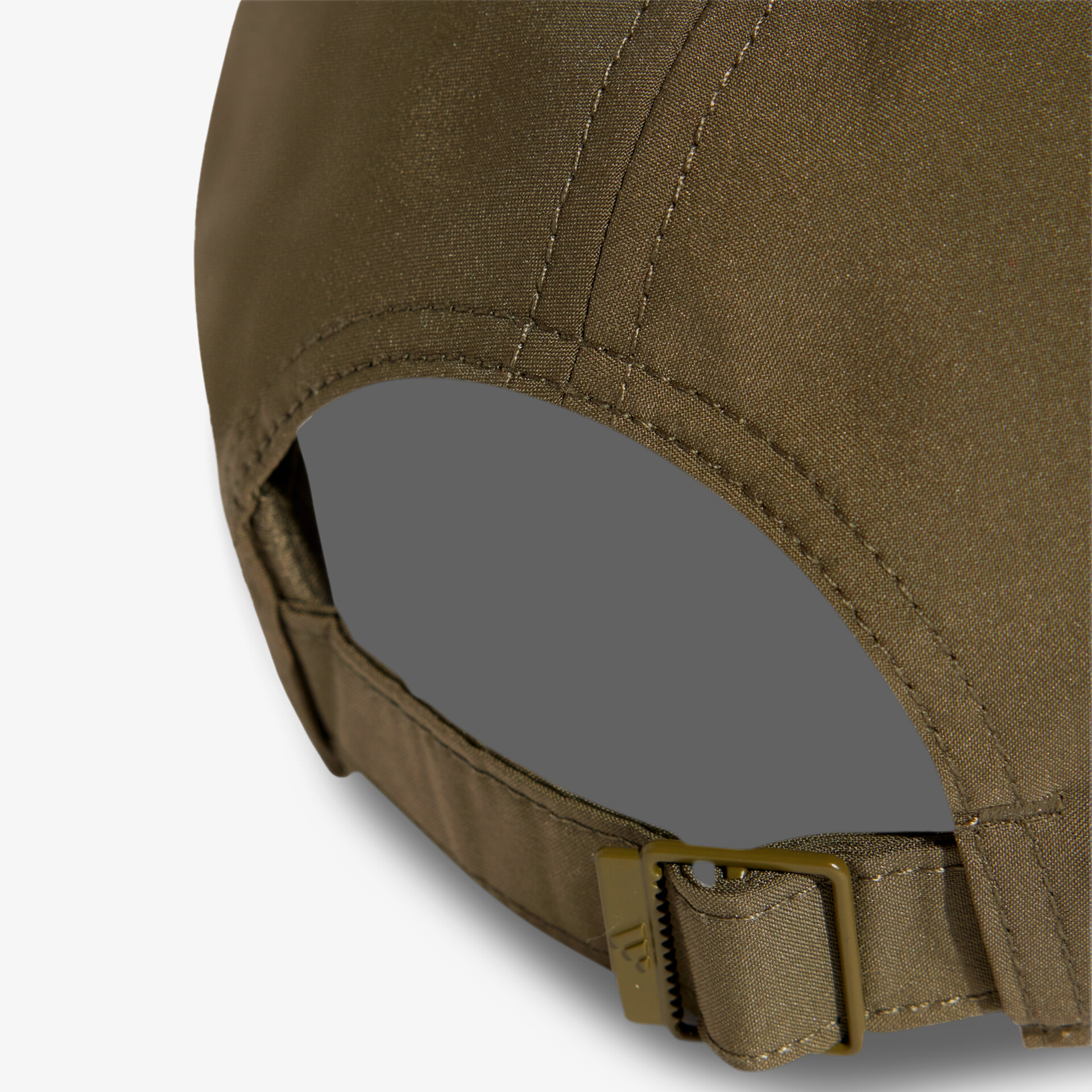 Detailaufnahme eines verstellbaren Riemens mit robuster Naht an einem robusten Material
