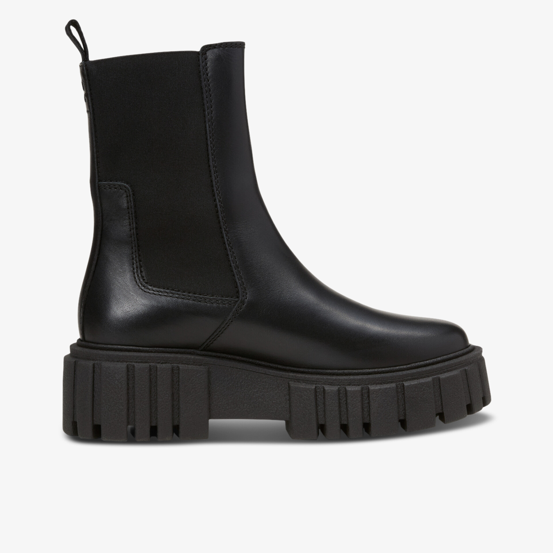 Seitliche Ansicht des schwarzen Stiefels mit robuster Profilsohle und glattem Lederoberteil