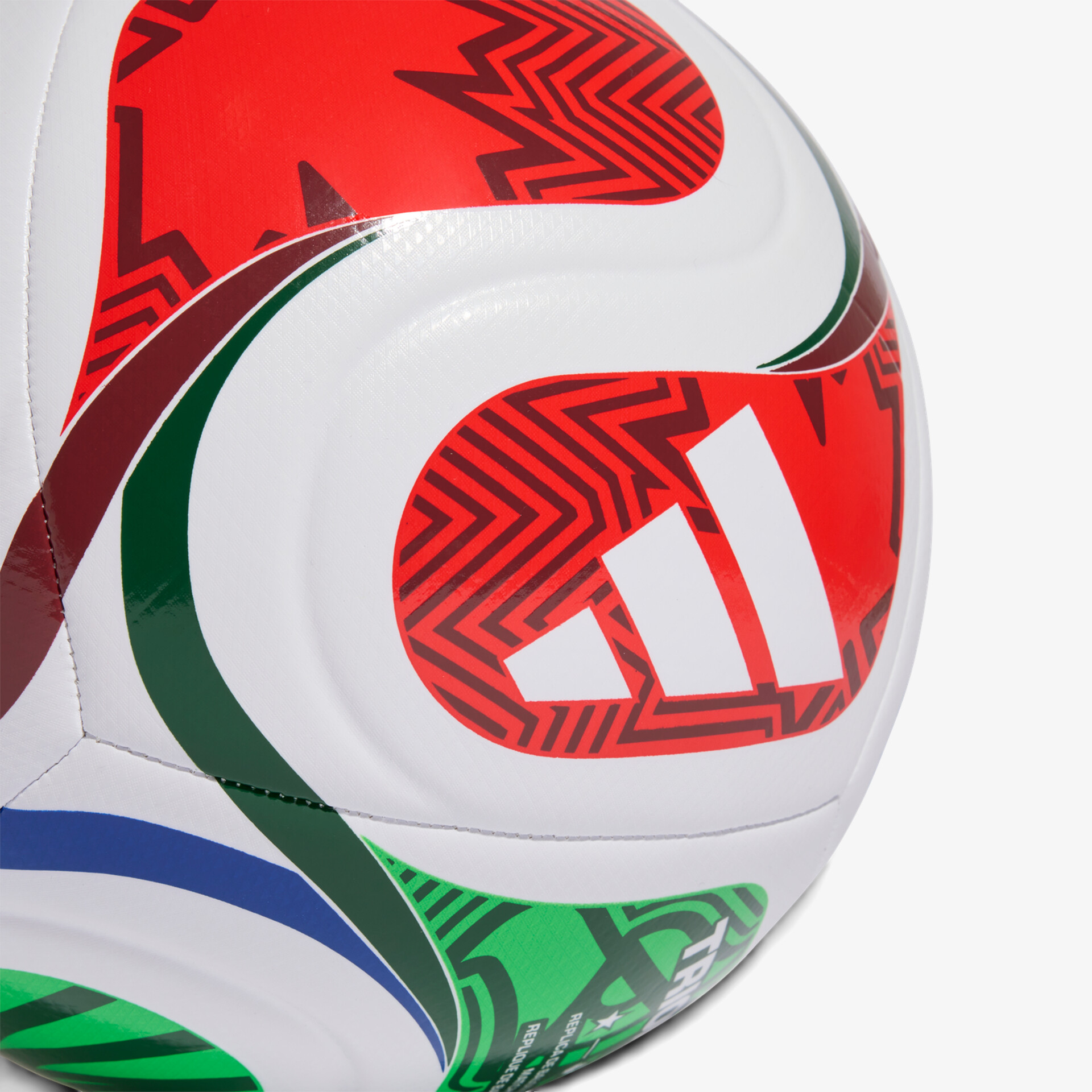 Hochwertiger Fußball mit auffälligem adidas Logo und farbenfrohem Design, ideal für dynamisches Spiel