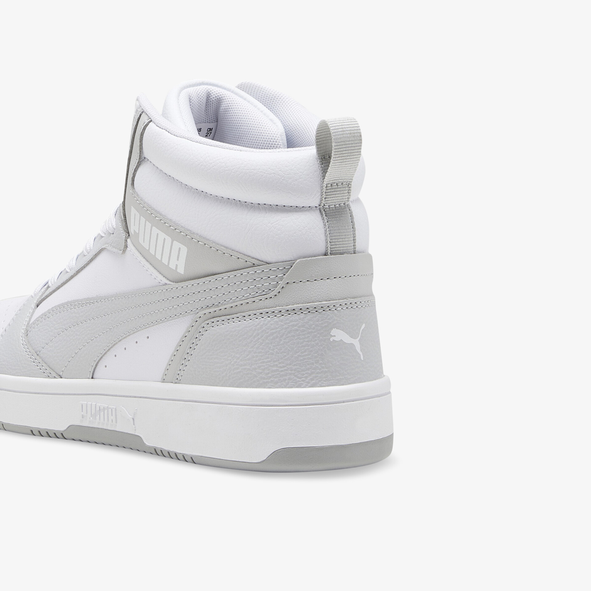 Weißer Sneaker mit hohem Schaft, gepolsterter Knöchelstütze und rutschfester Sohle für optimalen Komfort und Stabilität