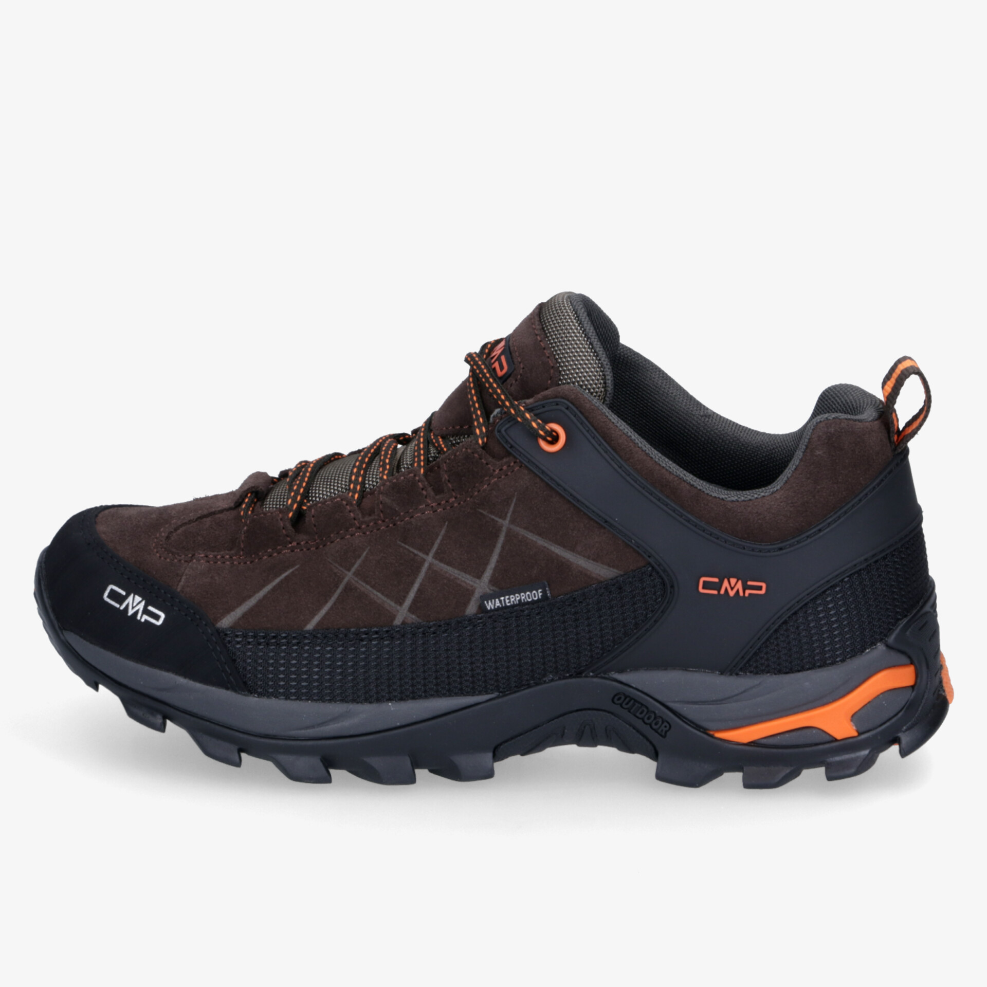Robuster Outdoor-Sportschuh in Braun-Schwarz mit orangefarbenen Akzenten, profilierter Sohle und bequemer Polsterung