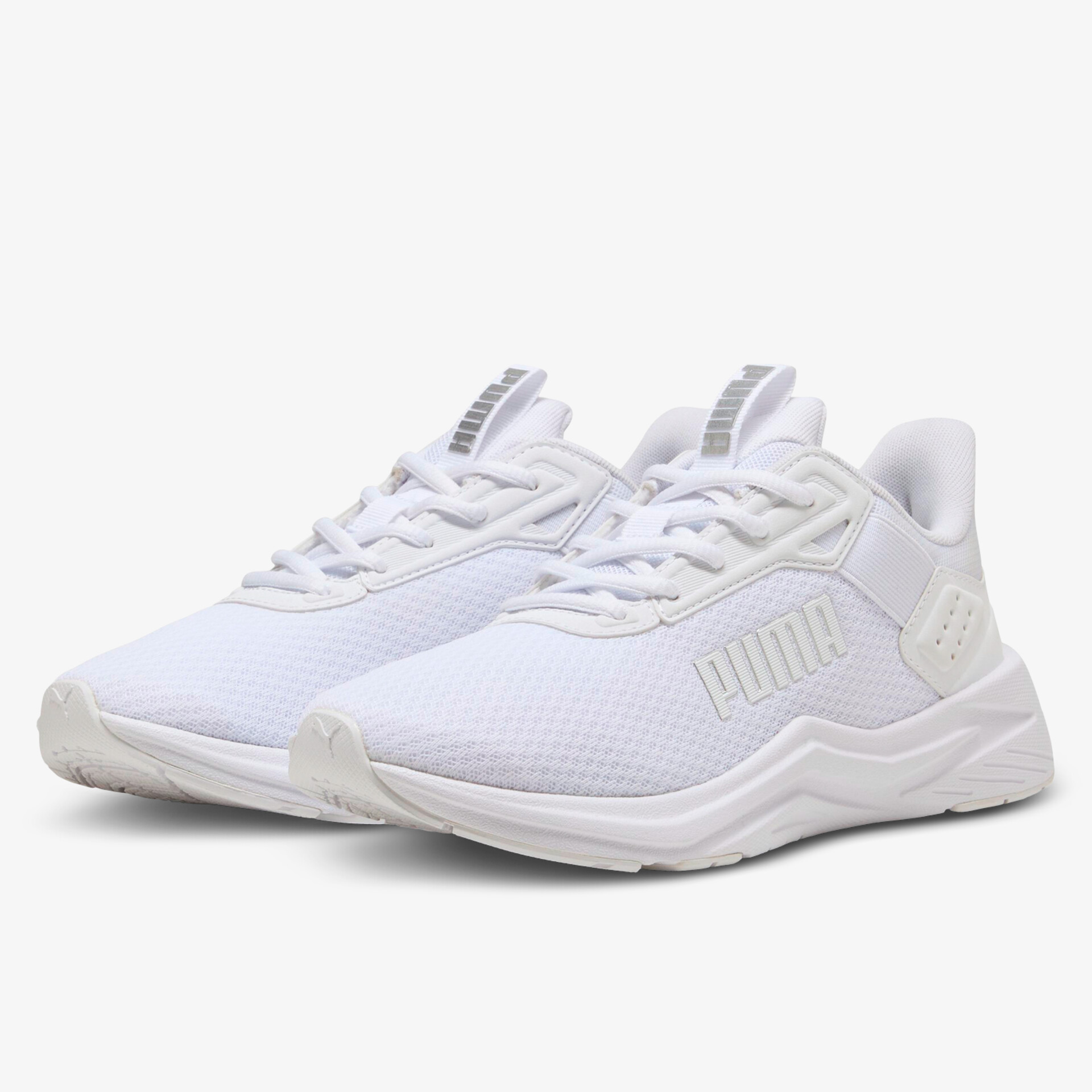 Leichter weißer Sneaker mit sportlichem Design und atmungsaktivem Material in schräger Vorderansicht