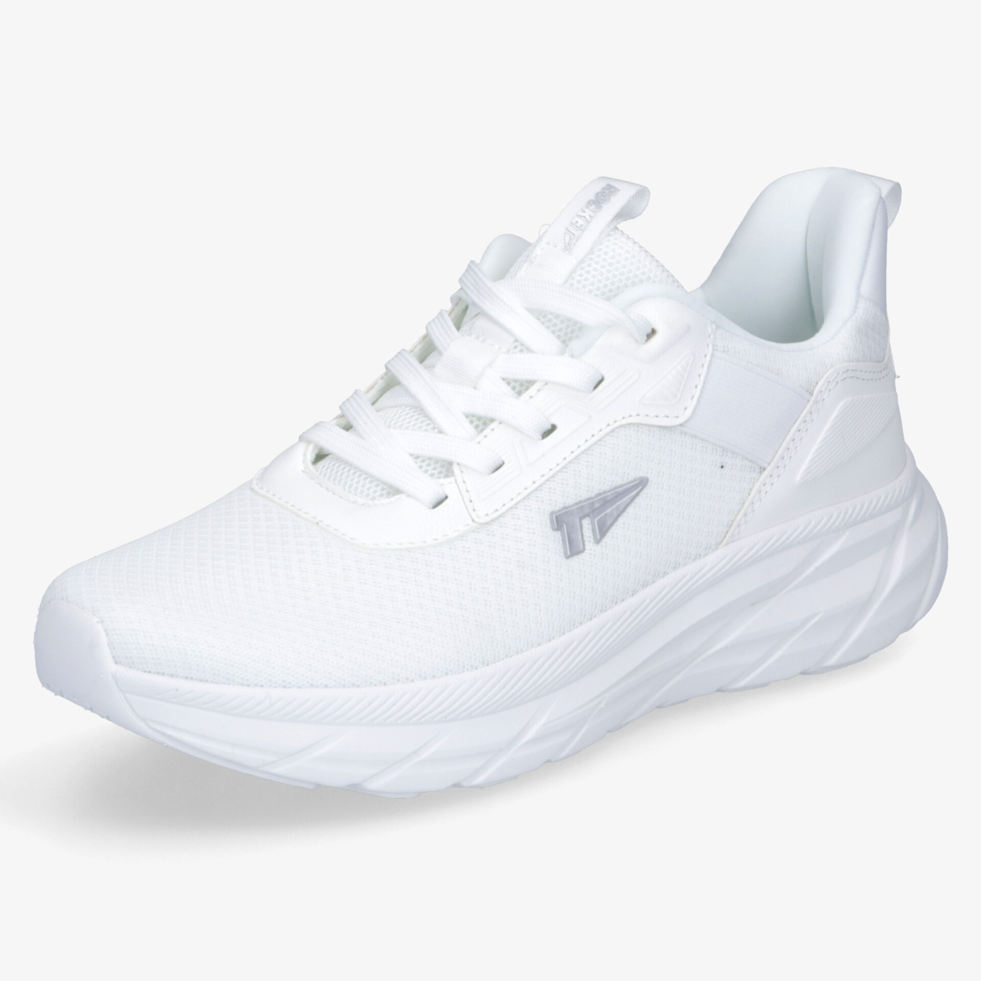 Leichter weißer Sneaker mit atmungsaktivem Material und gedämpfter Sohle, sportlich und bequem, schräg vorne fotografiert