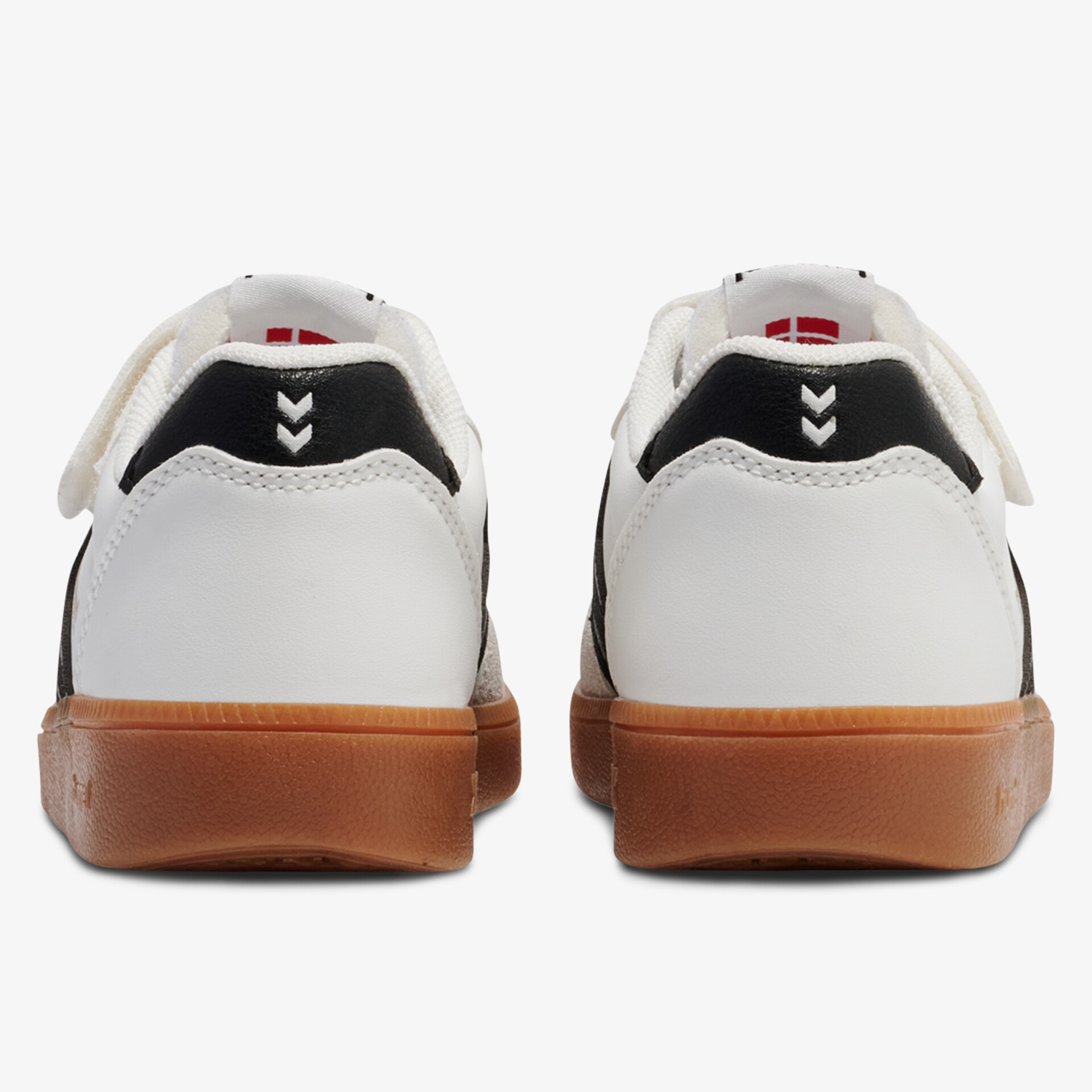 Weiße Sneakers mit Retro-Design und brauner Sohle, schicke und langlebige Wahl für den Alltag.