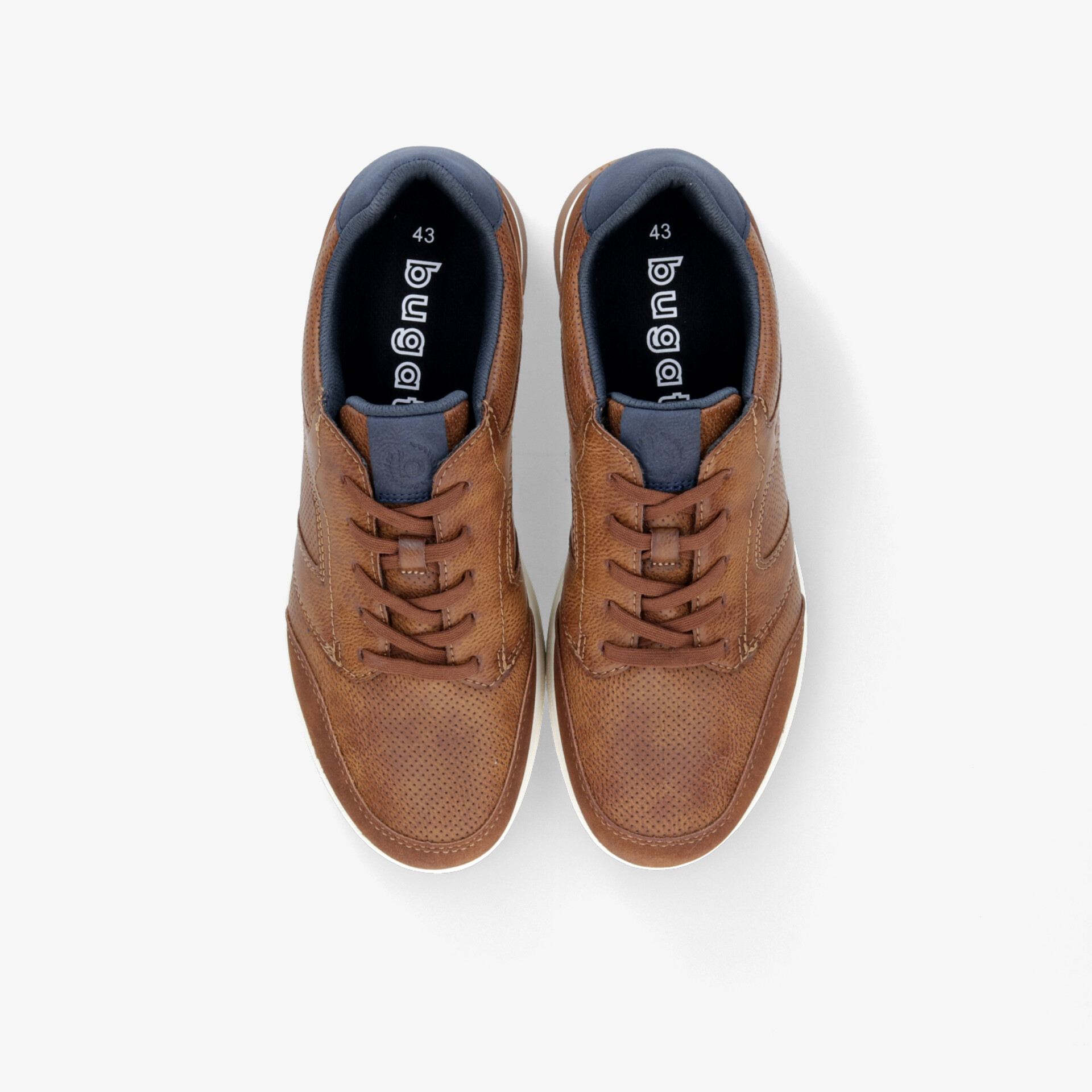 Elegante braune Lederschuhe als Paar von oben fotografiert, mit moderner Schnürung und hochwertiger Verarbeitung