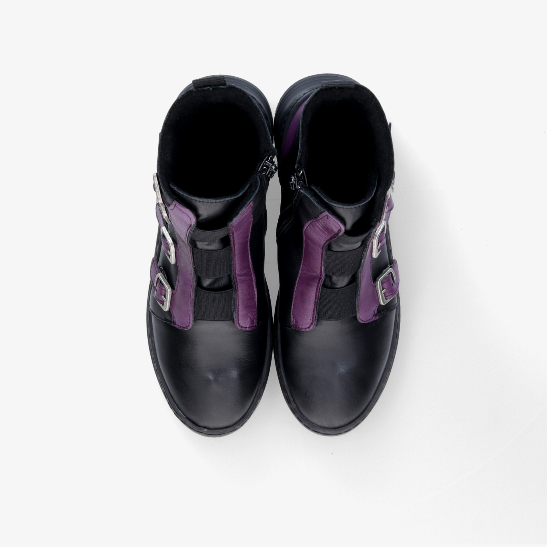 Stabile Schuhe mit bequemer Passform und schnallenverschluss in modischem Design von oben gesehen