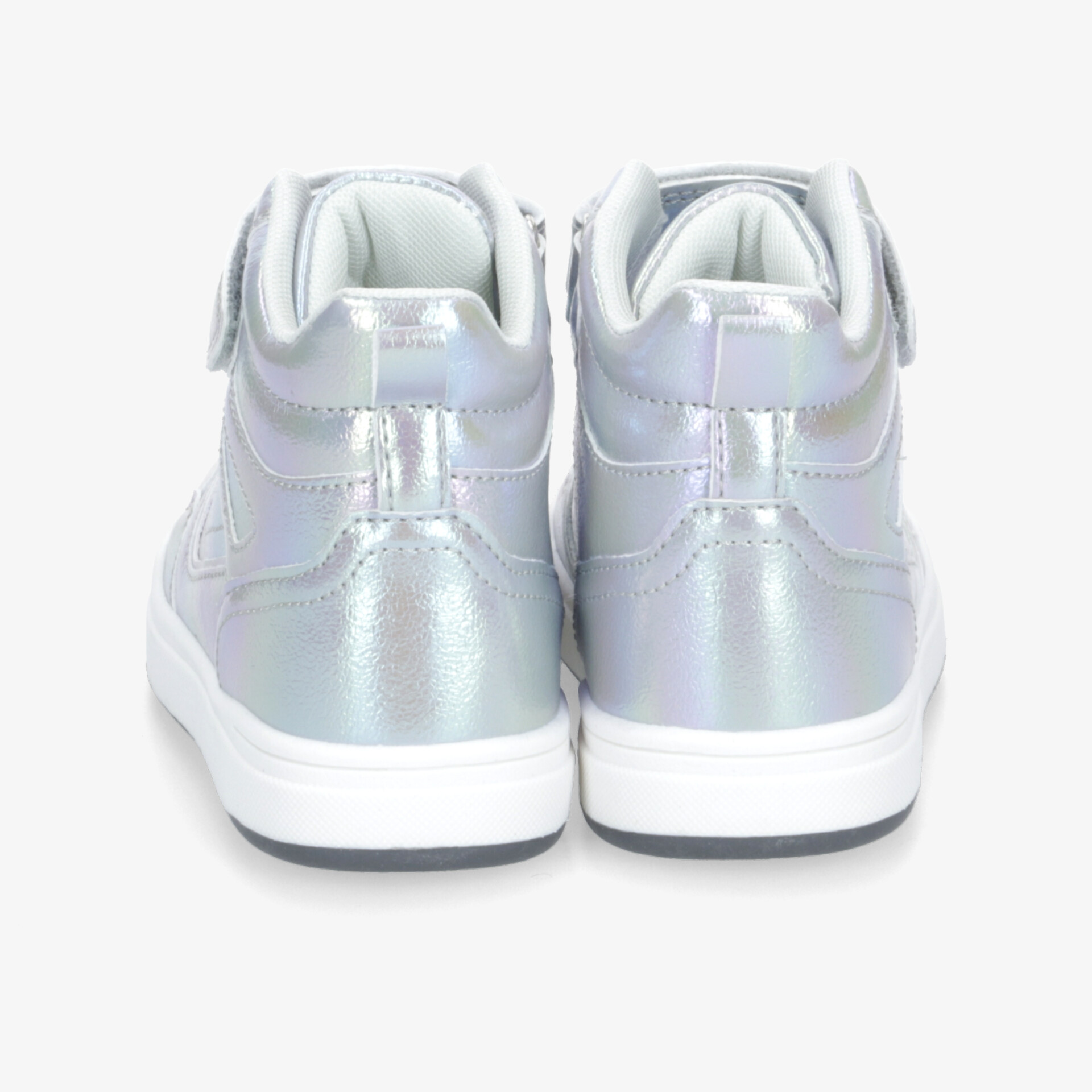 Silberne Sneaker in Rückansicht mit gepolstertem Schaft für hohen Tragekomfort und modernes sportliches Design