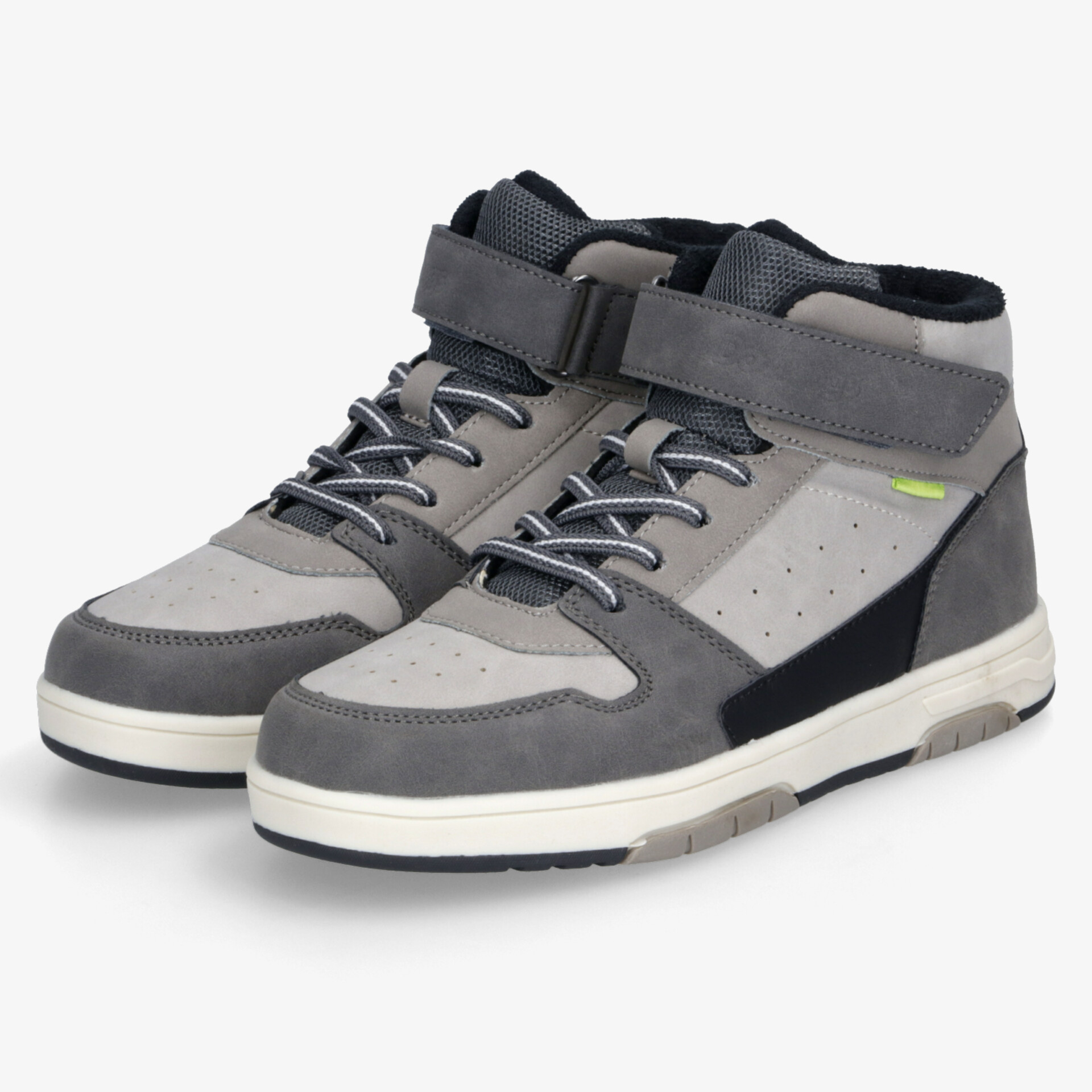 Sportliche graue und schwarze Schuhe im Paar mit stabiler Sohle und modernen Details für hohen Tragekomfort