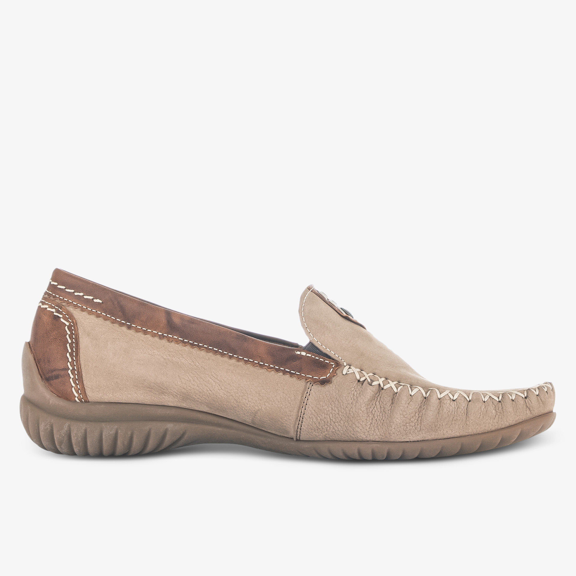 Beiger Loafer mit braunen Akzenten und robuster Sohle für stilvollen Auftritt und hohen Komfort.