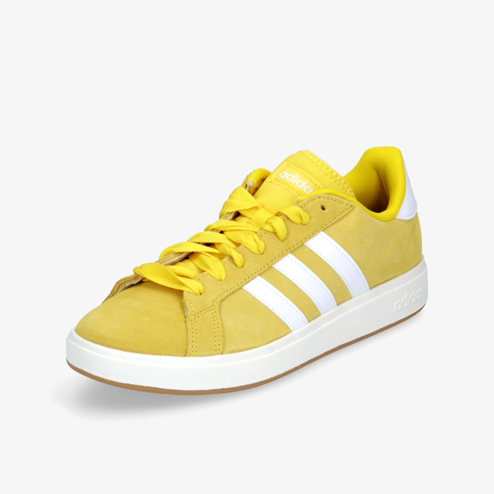 Gelber sportlicher Sneaker mit weißen Streifen und Schnürsenkeln, bequem und leicht für den Alltag