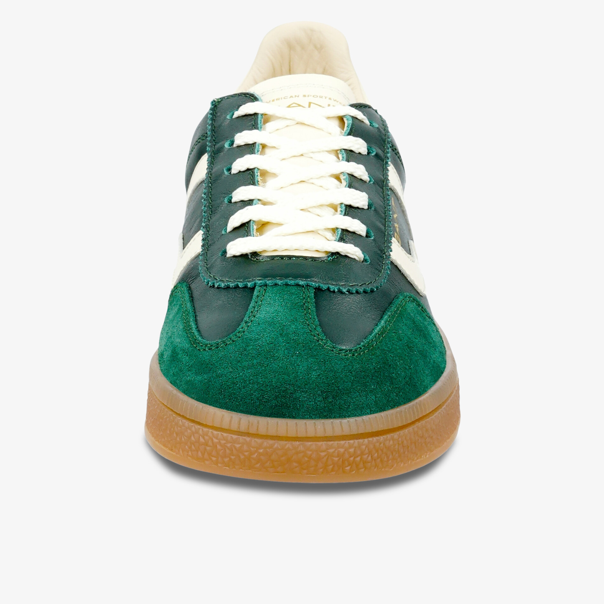 Grüner Sneaker aus Wildleder mit weißer Schnürung und robuster brauner Gummisohle, Frontansicht