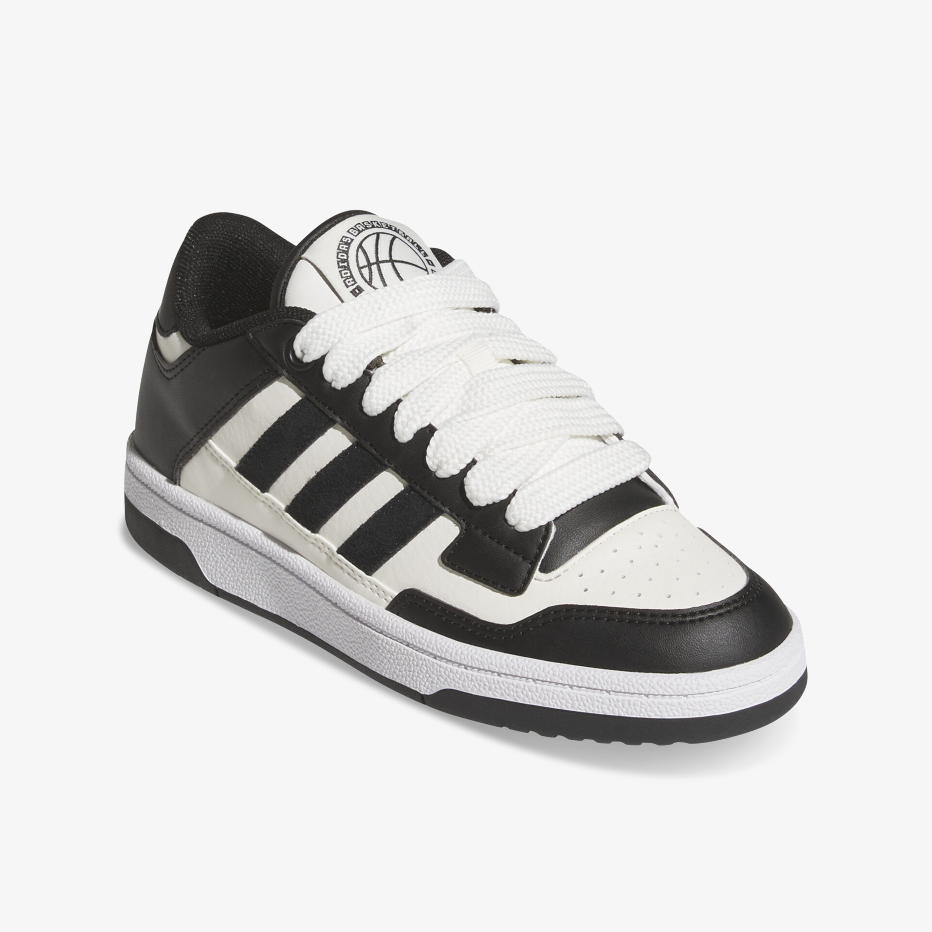 Moderner schwarz-weißer Sportschuh mit atmungsaktivem Material und rutschfester Sohle in schräger Vorderansicht