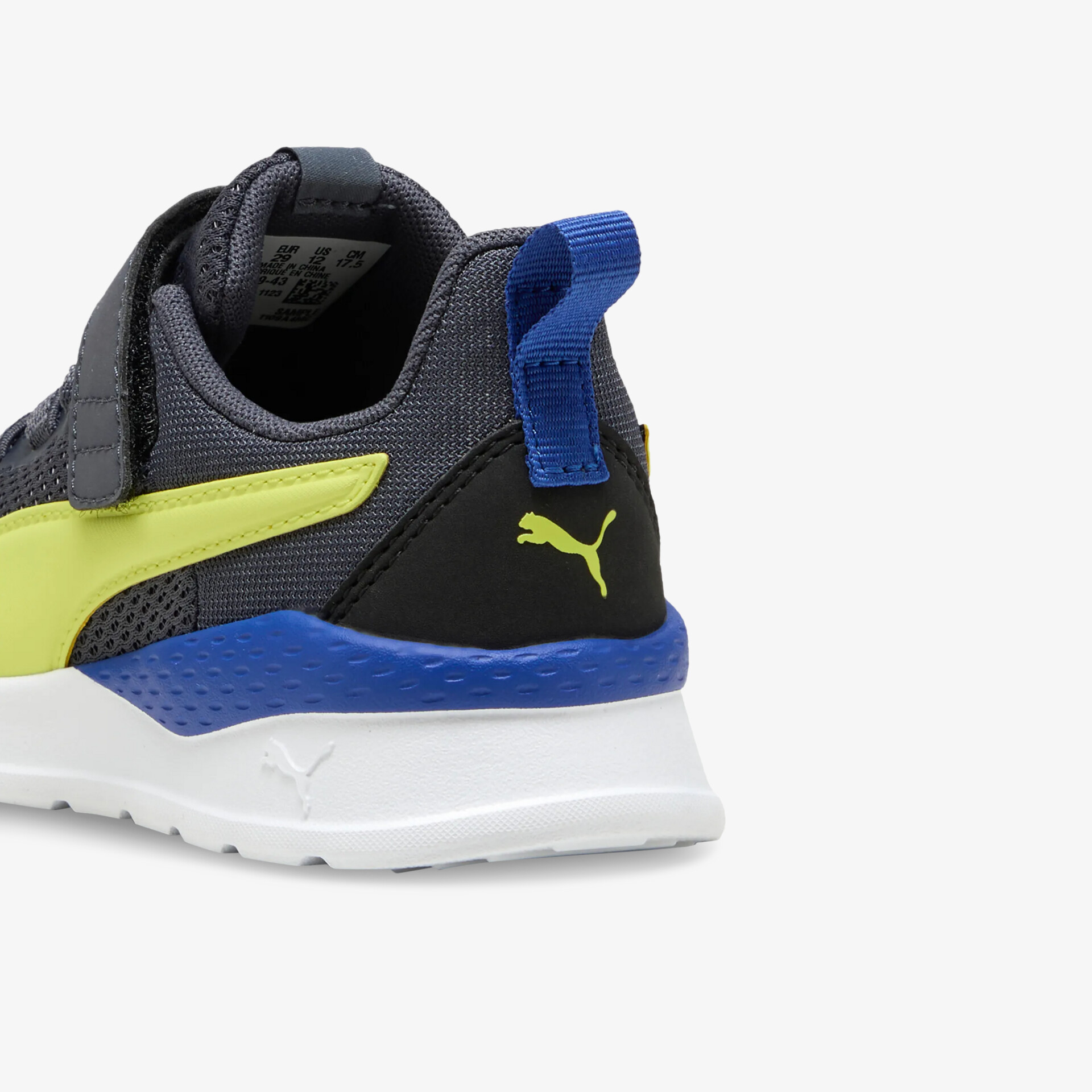 Detailaufnahme einer sportlichen Puma Schuhferse mit bequemer Polsterung und stabiler Passform