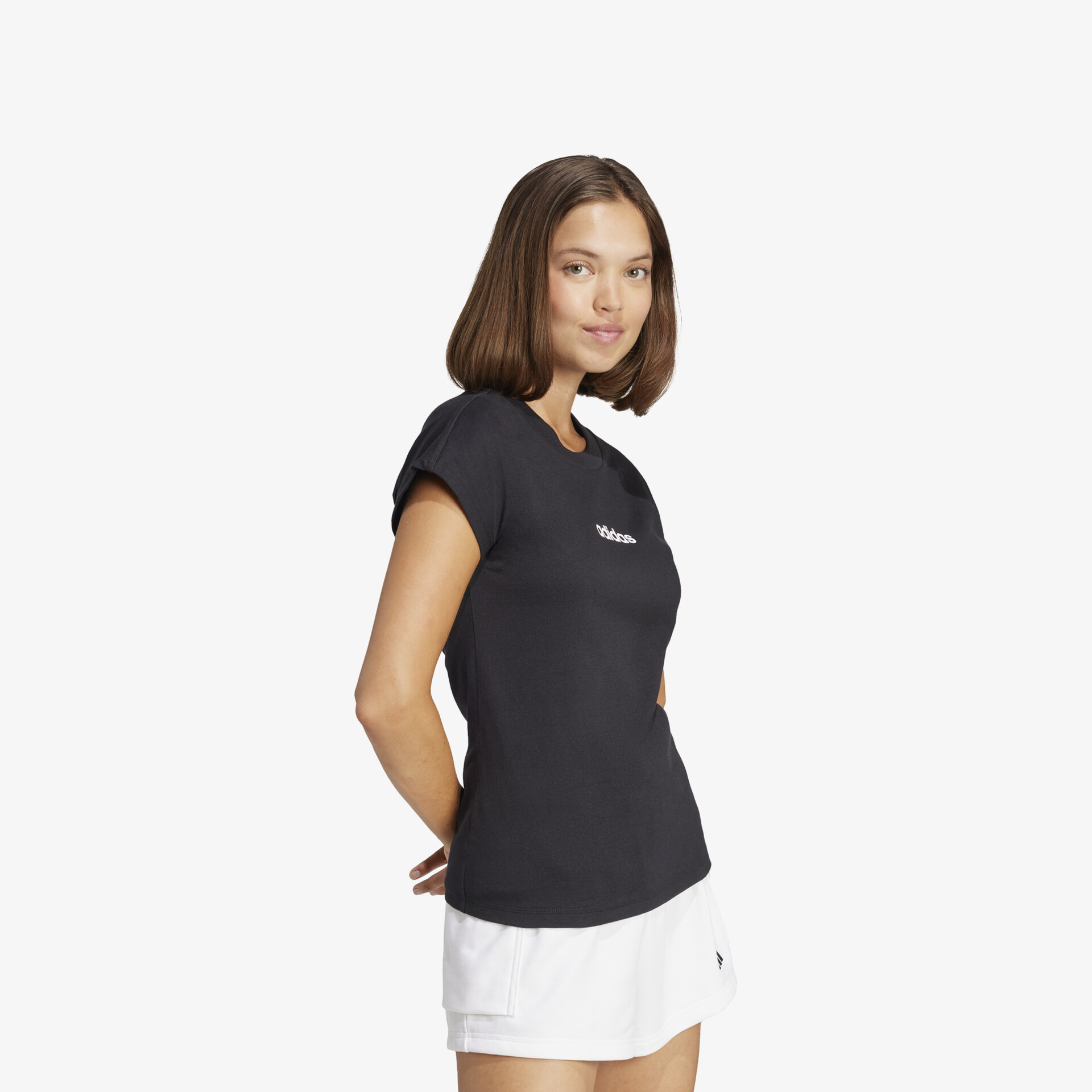Eng anliegendes schwarzes T-Shirt aus leichter Baumwolle mit klassischem Rundhalsausschnitt und kurzärmeligem Schnitt