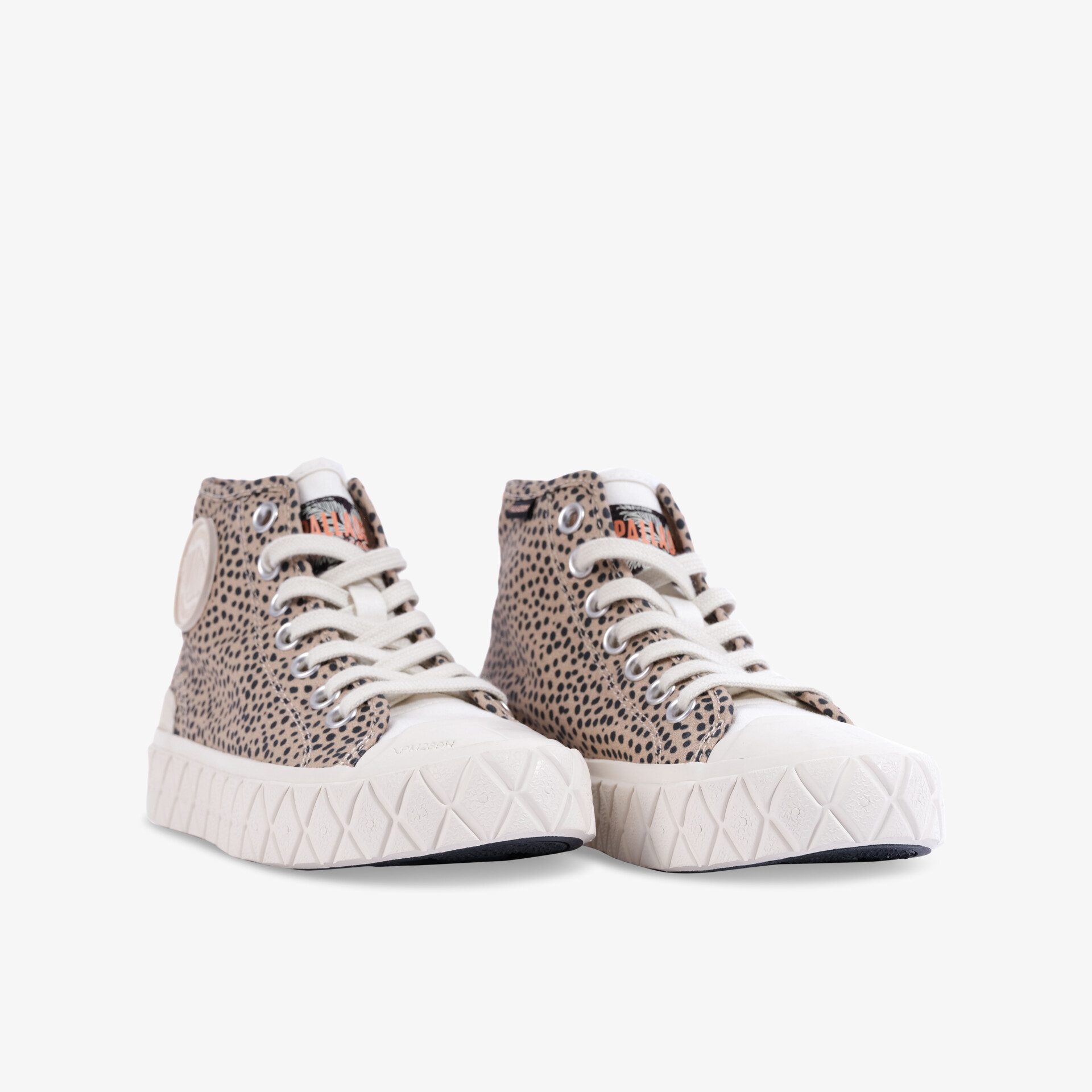 Hohe Sneaker mit geschlossenem Design und tiermuster, weiße schnürsenkel und robuster weißer Sohle für komfort und Stil